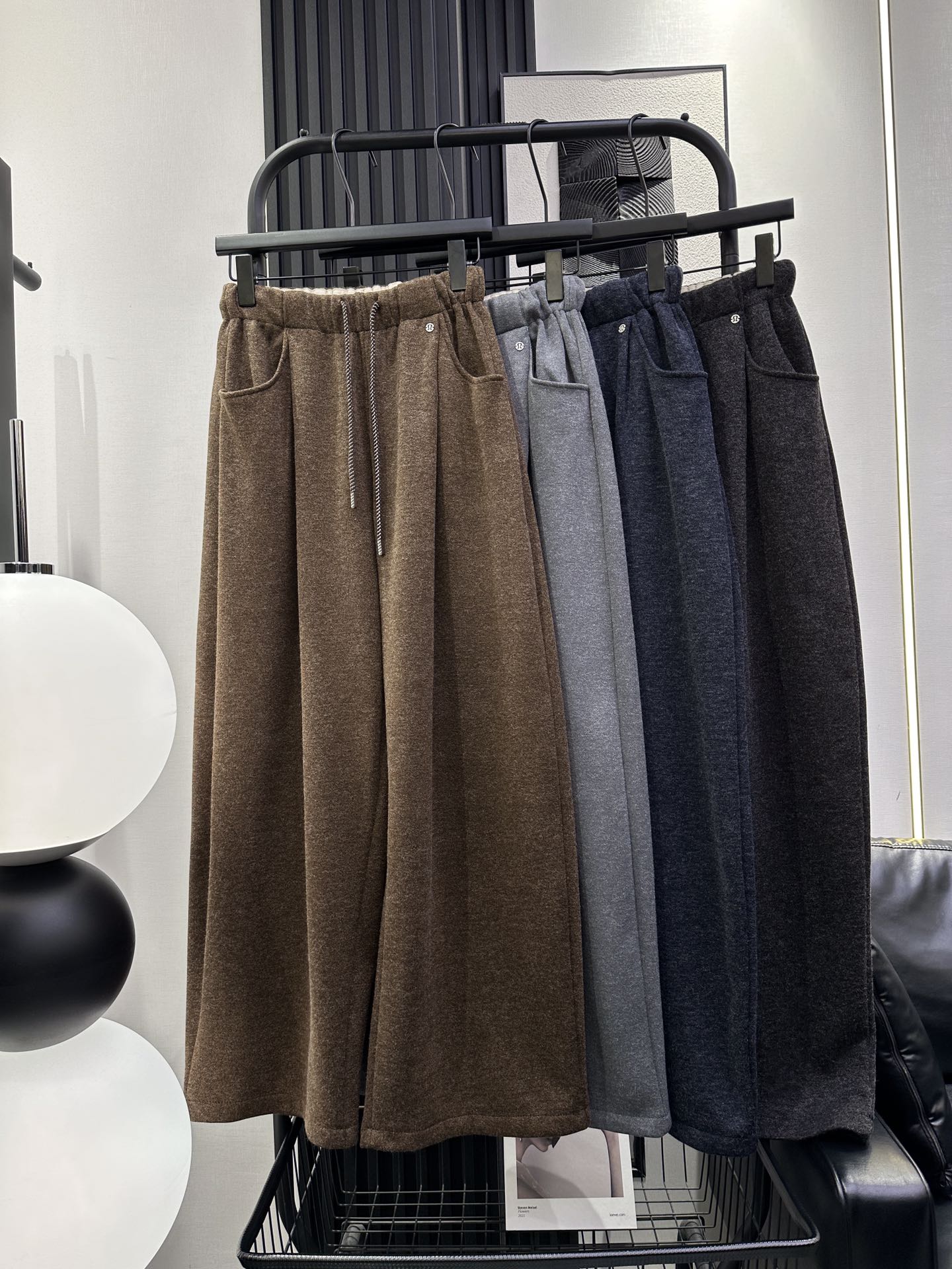 NO:562758,QOY-New style wide-leg pants with contrasting waist and velvet. Slightly loose fit. The upper body is super fashionable. Full of lazy style. It makes you look taller and slimmer. A must-have item for everyone. Four colors smlxl,,alexander wang19860909QOY-新款里腰撞色加绒阔腿裤 微宽松版型 上身超洋气 慵懒风十足 显高又显瘦 人手必备单品 四色 smlxl,,alexander wang,Women's clothing