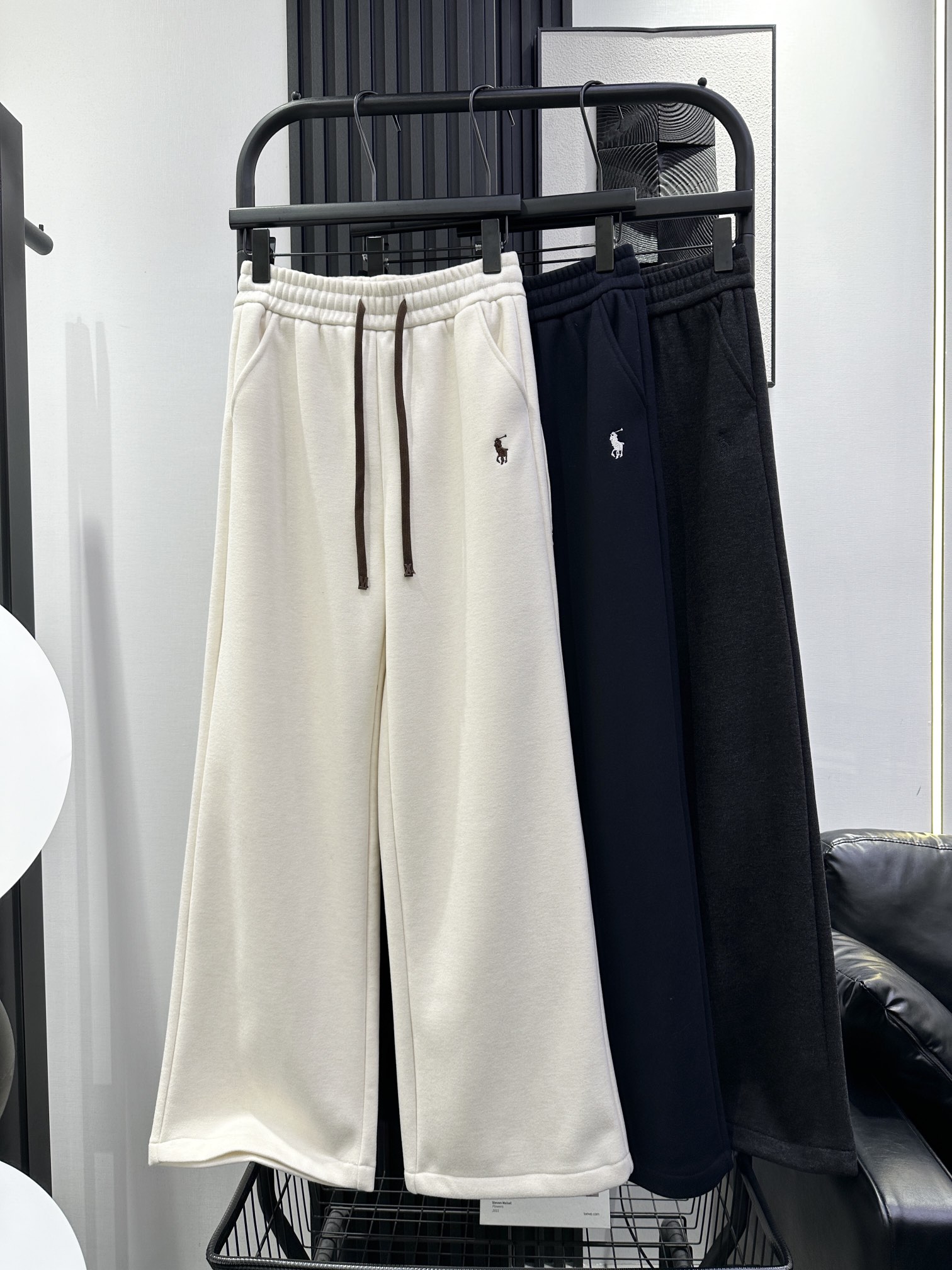 NO:563632,QOY- The popular continuation version of Lailu simple wide-leg pants with small embroidery on the left front pocket and plus velvet. The fabric texture is great and a must-have. Close your eyes and wear it to make you look slim. Versatile for daily commuting. 10 to 3 colors. smlxl,,alexander wang19860909QOY- 爆款延续版来咯左前袋边小刺绣加绒简约款阔腿裤 面料质感超赞入手必备 闭眼入 怎么穿怎么显瘦 日常通勤百搭十拿十补三色 smlxl,,alexander wang,Women's clothing