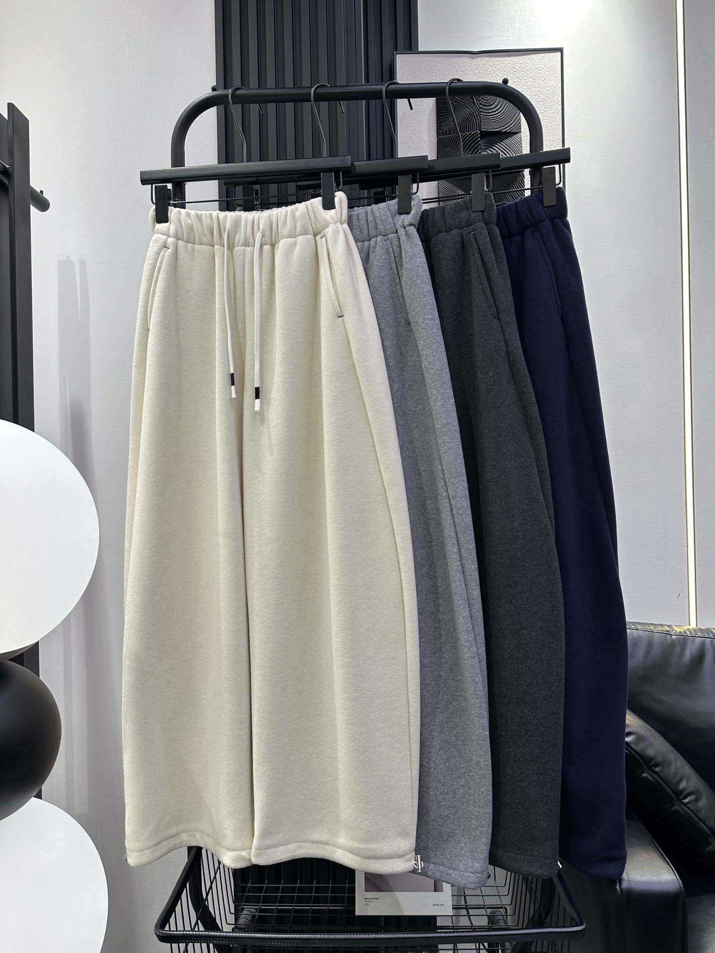 NO:627563,AS-New style clean leg drawstring plus velvet banana pants. Composite cashmere fabric is super comfortable. The minimalist style is the best. The upper body looks slim and full of laziness. Four colors smlxl,,alexander wang19860909AS-新款 净版脚口抽绳加绒香蕉裤 复合羊绒面料超舒服 极简风格版型绝绝子 上身显瘦慵懒感十足 四色 smlxl,,alexander wang,Women's clothing