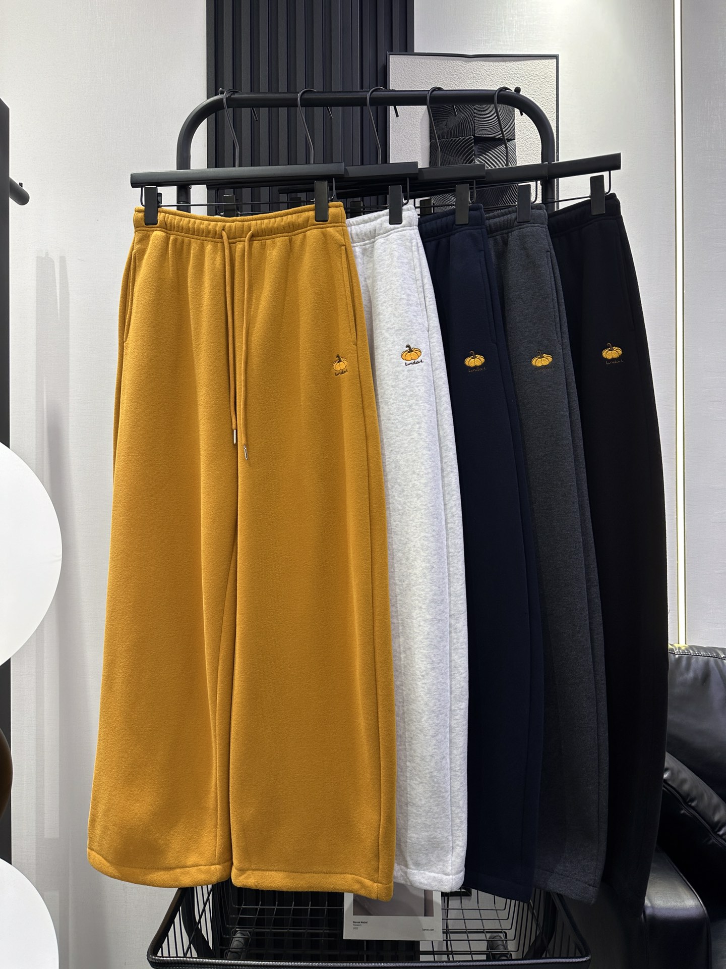 NO:564950,QOY-New simple velvet pumpkin embroidered sweatpants. The fabric is super soft and comfortable. Regular fit. The upper body looks slimmer. It can be worn by both fat and thin people. It doesn’t matter your figure. A must-have velvet style for autumn and winter. Five colors. smlxl,,alexander wang19860909QOY-新款简约加绒南瓜刺绣卫裤 面料超柔软舒适 常规版型 上身显瘦 胖瘦均可穿 不挑身材 秋冬加绒必备款 五色 smlxl,,alexander wang,Women's clothing