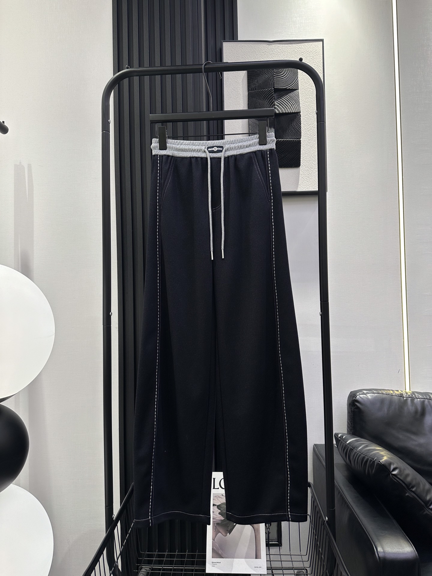 NO:564948,QOY-New top-stitched design, contrasting color splicing, elastic waist scimitar pants, small and medium waist design, composite cashmere and Tencel denim, soft and comfortable fabric, super western style upper body, unique style, single color smlxl,,alexander wang19860909QOY-新款明线设计撞色拼接松紧腰弯刀裤 腰中小标设计 复合羊绒天丝牛仔 面料柔软舒适 上身超洋气 版型绝绝子 单色 smlxl,,alexander wang,Women's clothing