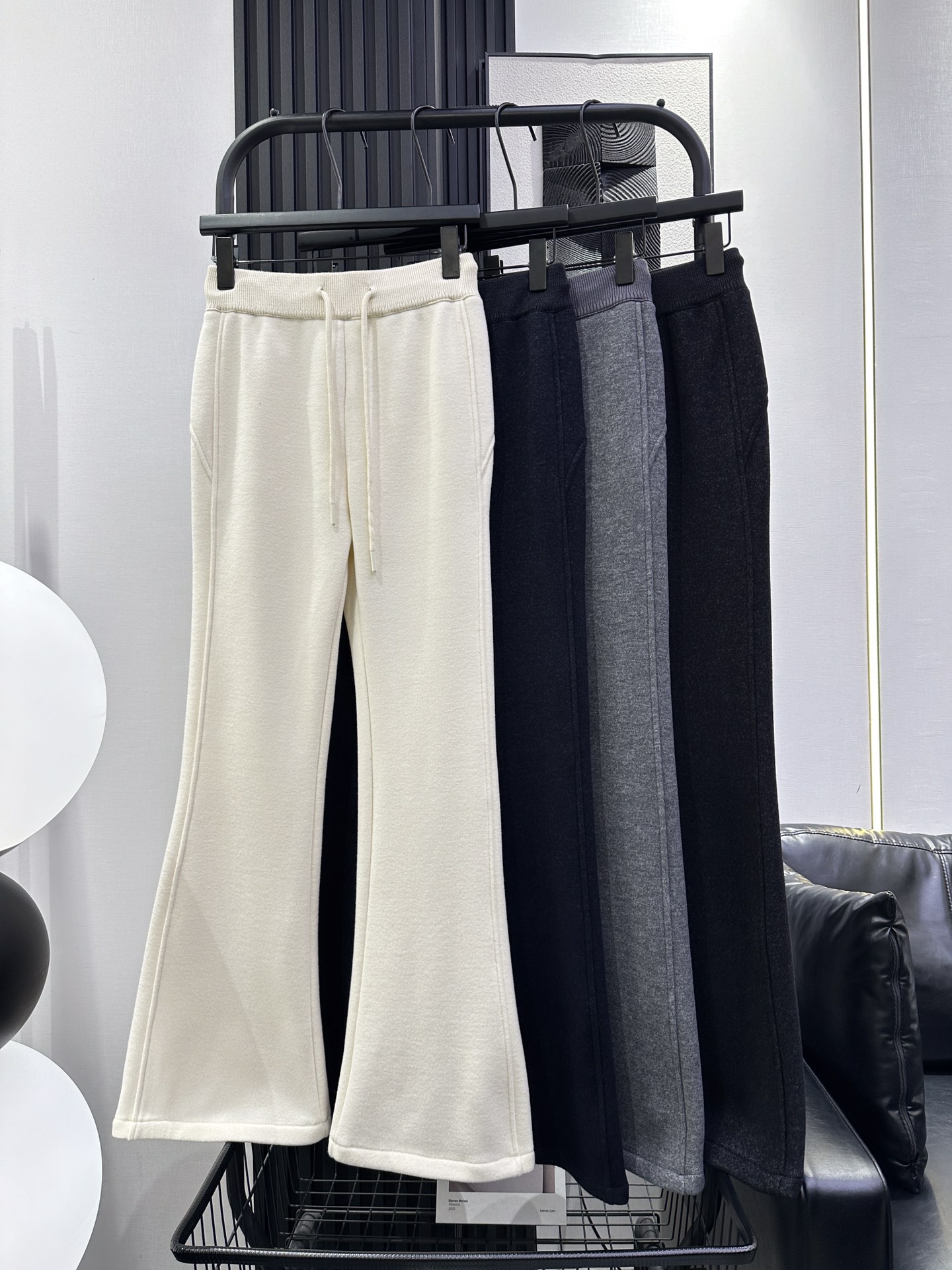 NO:565891,We11 DONE continues to be popular. Clean version of high-waisted bootcut pants made of composite wool and velvet fabric. The upper body is very versatile. Sweet and spicy, slimming and leg length. Four colors. smlxl,,alexander wang19860909We11 DONE 延续爆款 净版高腰微喇裤复合羊毛加绒面料 上身巨百搭 甜辣显瘦显腿长 四色 smlxl,,alexander wang,Women's clothing