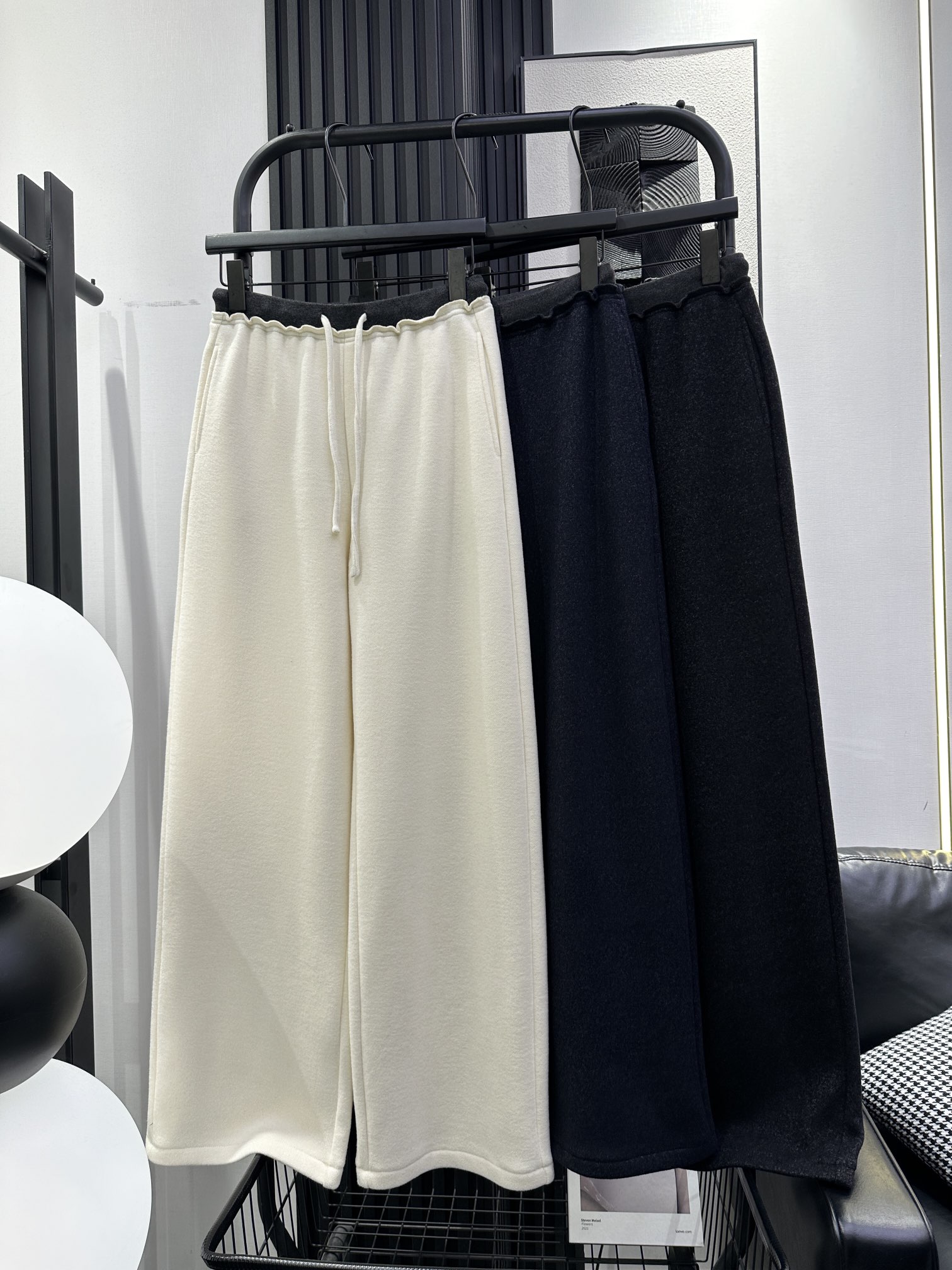 NO:568837,MM6-New wide-leg pants with corrugated edges and velvet under the waist. Composite wool and velvet fabric. The upper body effect is very good and has good thermal insulation effect. Simple and versatile, a must-have for autumn and winter. Three colors smlxl, masion margiela, alexander wang19860909MM6-新款腰下波纹边加绒阔腿裤 复合羊毛加绒面料 上身效果非常棒 保暖效果好 简约百搭秋冬必备 三色 smlxl,,masion margiela,alexander wang,Women's clothing