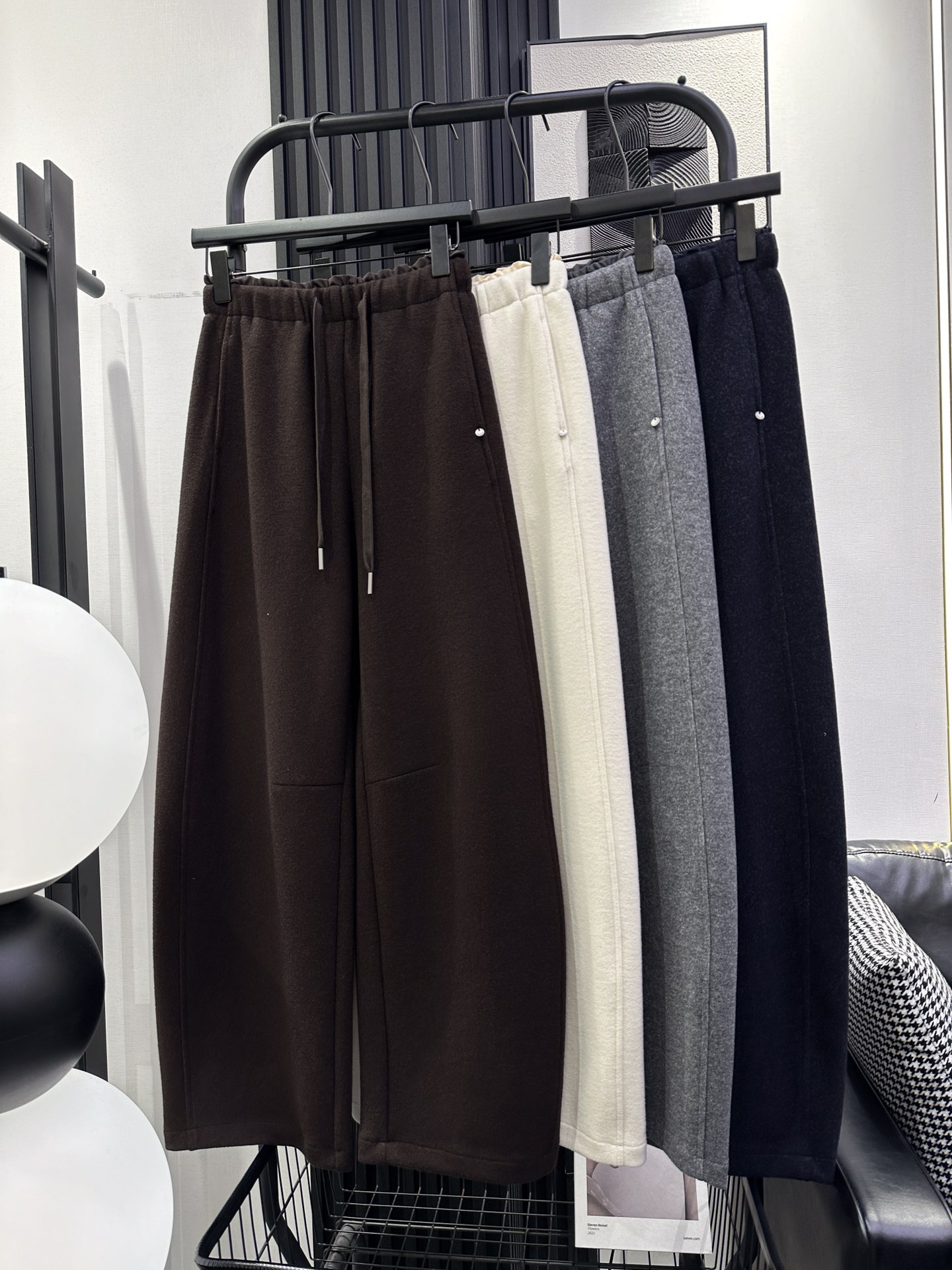 NO:568842,miumiu-new style casual scimitar pants with lace at the waist, pleated knee design, slightly loose fit, slimming the upper body, fashionable and age-reducing, super nice colors, four colors smlxl,,miumiu,alexander wang19860909miumiu-新款 腰顶花边休闲弯刀裤 膝盖褶皱设计 版型微微宽松 上身显瘦 时尚减龄 颜色超好看四色 smlxl,,miumiu,alexander wang,Women's clothing