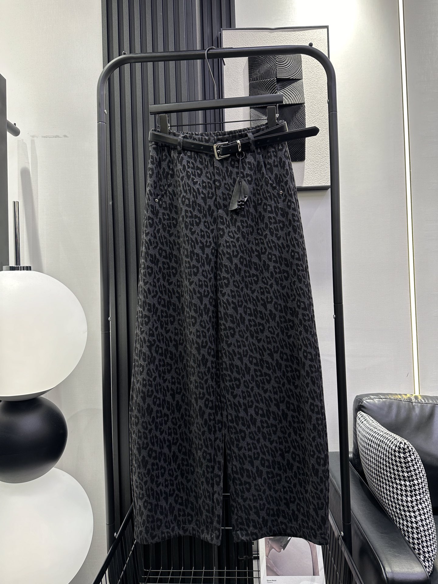 NO:568847,BALENCIAGA Balenciaga - New style American retro leopard print scimitar pants. Slightly loose fit. Cool and stylish. Versatile and slim. The upper body effect is super good. Not picky about the leg shape. Absolutely solid. Monochrome. smlxl,,balenciaga,balenciaga,alexander wang19860909BALENCIAGA 巴黎世家-新款美式复古豹纹弯刀裤 微宽松版型 酷飒风洋气百搭显瘦款 上身效果超好看 不挑腿型 绝绝子 单色 smlxl,,balenciaga,balenciaga,alexander wang,Women's clothing