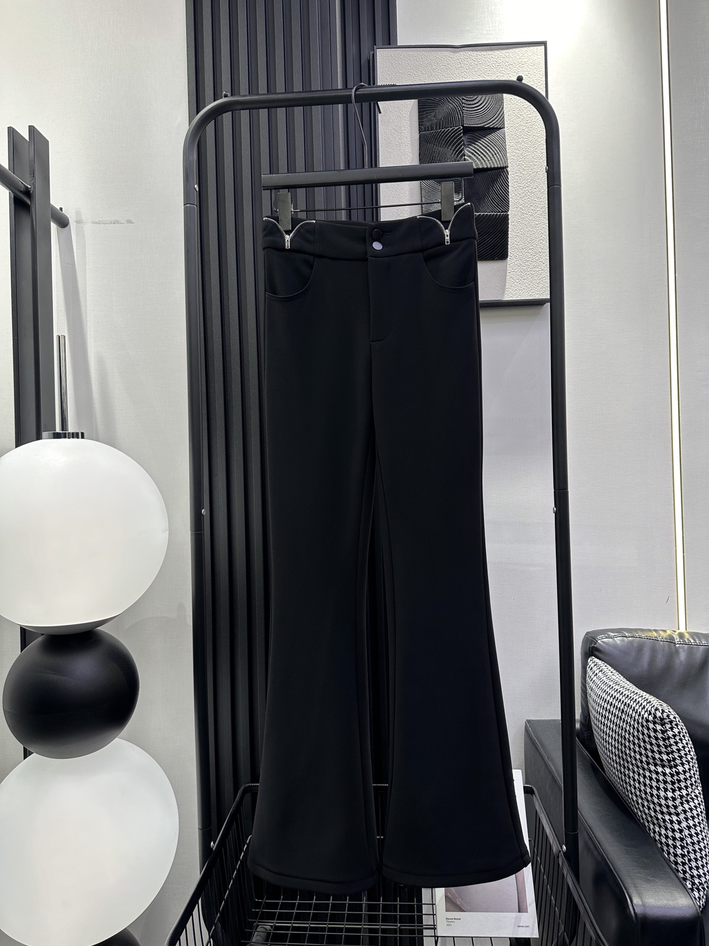 NO:568852,CELINE · Celine - New and popular velvet boot-cut pants. Zipper decorative design on the waist. Simple and stylish. Fabric with elasticity. Thickened baby velvet. Good quality. Upper body first-class slimming monochrome. smlxl,,celine,celine,alexander wang19860909CELINE ·赛琳-新款新爆款加绒微喇裤 腰上拉链装饰设计 简约时尚大气 面料带弹力 加厚baby绒 品质好 上身一级显瘦单色 smlxl,,celine,celine,alexander wang,Women's clothing