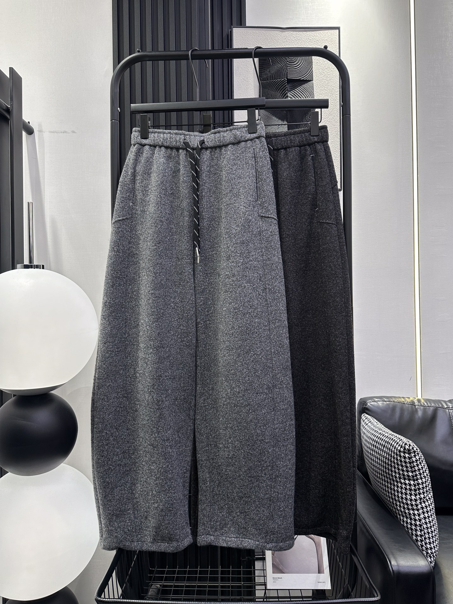 NO:568858,BALENCIAGA - New floral yarn plus velvet banana pants. Thick fabric. Excellent quality. Fashionable and age-reducing must-have. Lazy and casual matching. Two colors. smlxl,,balenciaga,balenciaga,alexander wang19860909BALENCIAGA 巴黎世家-新款花纱线加绒香蕉裤 面料厚实 品质绝绝子 时尚减龄必备 慵懒随意搭配 两色 smlxl,,balenciaga,balenciaga,alexander wang,Women's clothing