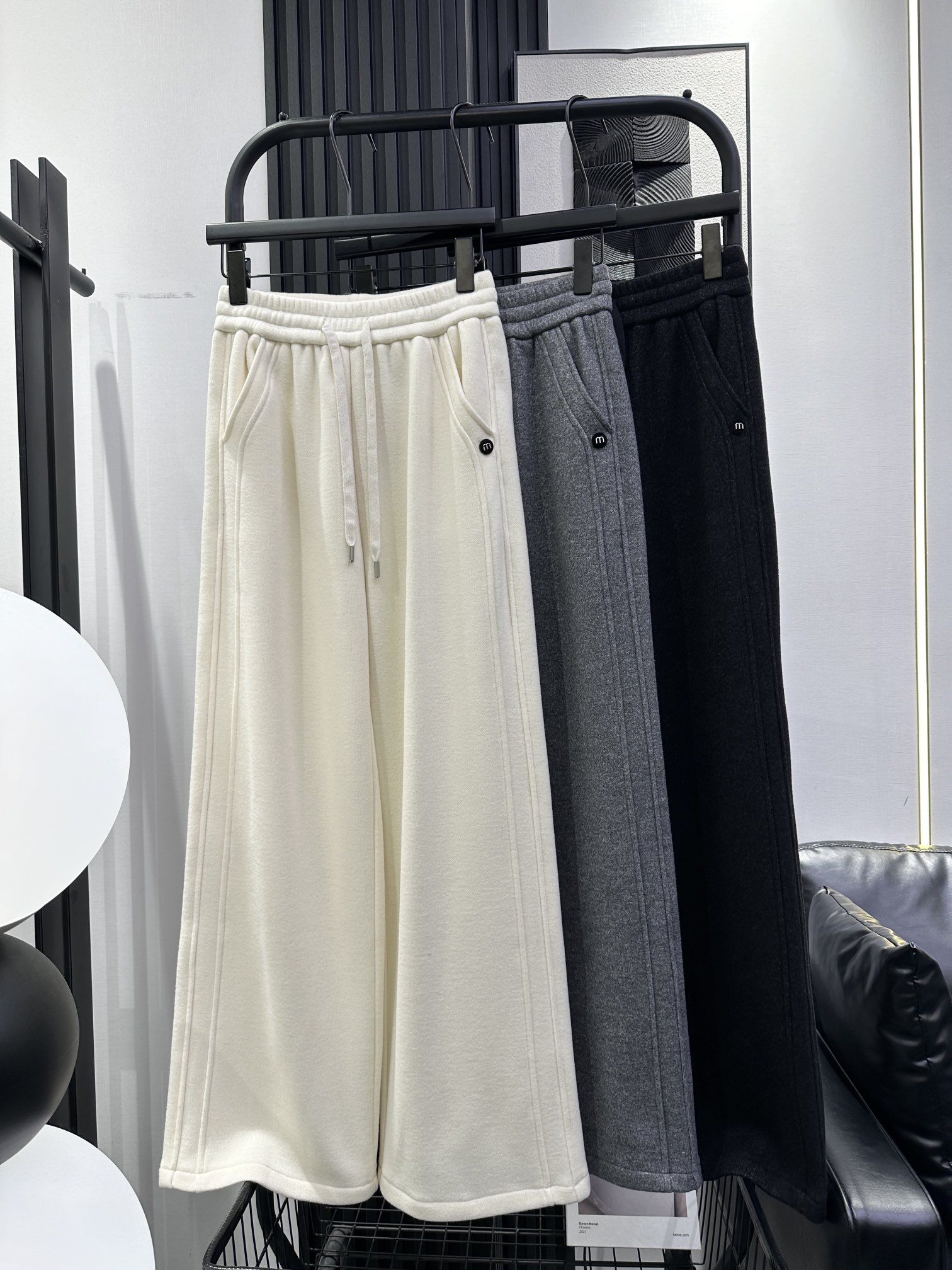 NO:569927,MiuMiu-new composite wool plus velvet wide-leg pants with customized small round tags at the pocket. The fabric is soft and comfortable, thick and warm. The style is simple and versatile. Three colors smlxl,,miumiu,alexander wang19860909MiuMiu-新款复合羊毛加绒阔腿裤 袋口定制小圆牌 面料柔软舒适 厚实保暖 款式简约百搭 三色 smlxl,,miumiu,alexander wang,Women's clothing