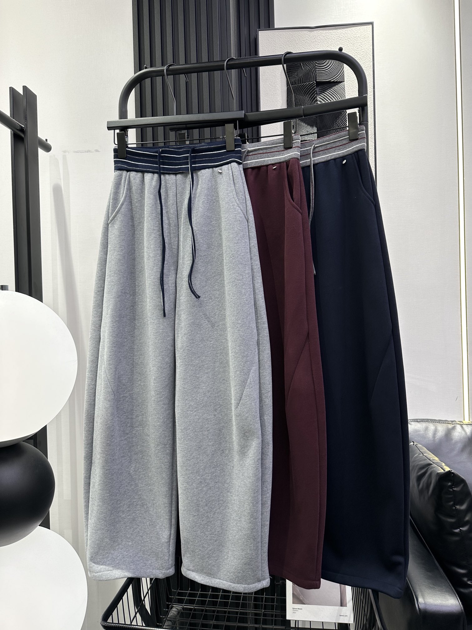 NO:578612,MiuMiu-New high-waist contrast striped plus velvet banana pants. The fabric is thick and textured. The upper body is very slim. Versatile and stylish. The warmth effect is leveraged. Three colors smlxl,,miumiu,alexander wang19860909MiuMiu-新款高腰撞色条纹加绒香蕉裤 面料厚实有质感 上身非常显瘦 百搭洋气款 保暖效果杠杆的 三色 smlxl,,miumiu,alexander wang,Women's clothing