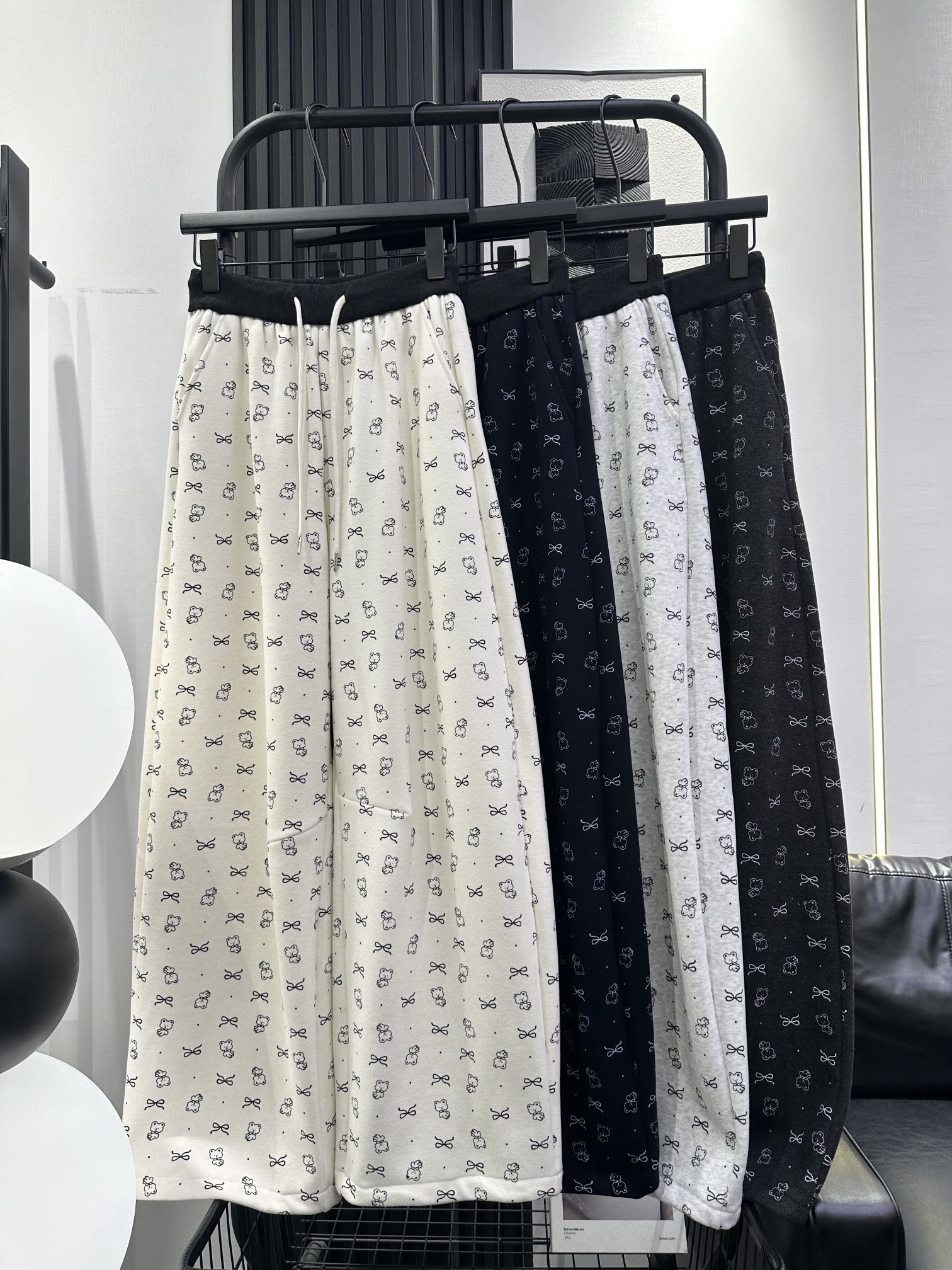 NO:578608,MiuMiu-New Bear Cherry Blossom Velvet Sweatshirt Banana Pants. The fabric is thick. The legs are adjustable and can be worn in two ways. The upper body is full of laziness. Simple matching can make you look fashionable. Recommend four colors: smlxl,,miumiu,alexander wang19860909MiuMiu-新款小熊樱花加绒卫裤香蕉裤 面料厚实 裤脚可调节两穿 上身满满慵懒感 简约搭配都能穿出时尚感 推荐 四色 smlxl,,miumiu,alexander wang,Women's clothing