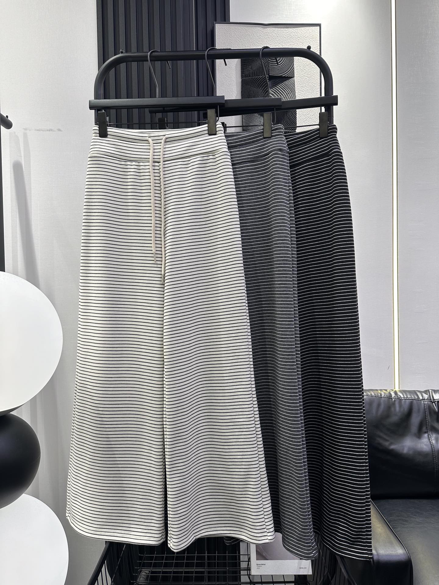 NO:578603,AS-New classic striped plus velvet bell-bottom pants. The fabric is thick and warm. The visual effect of the upper body is that the long legs are stretched directly to make you look slimmer and taller. The classic elements are absolutely stunning. Three colors smlxl,,alexander wang19860909AS-新款经典条纹加绒喇叭裤 面料厚实保暖 上身视觉效果大长腿直接拉满 显瘦显高 经典元素绝绝子 三色 smlxl,,alexander wang,Women's clothing