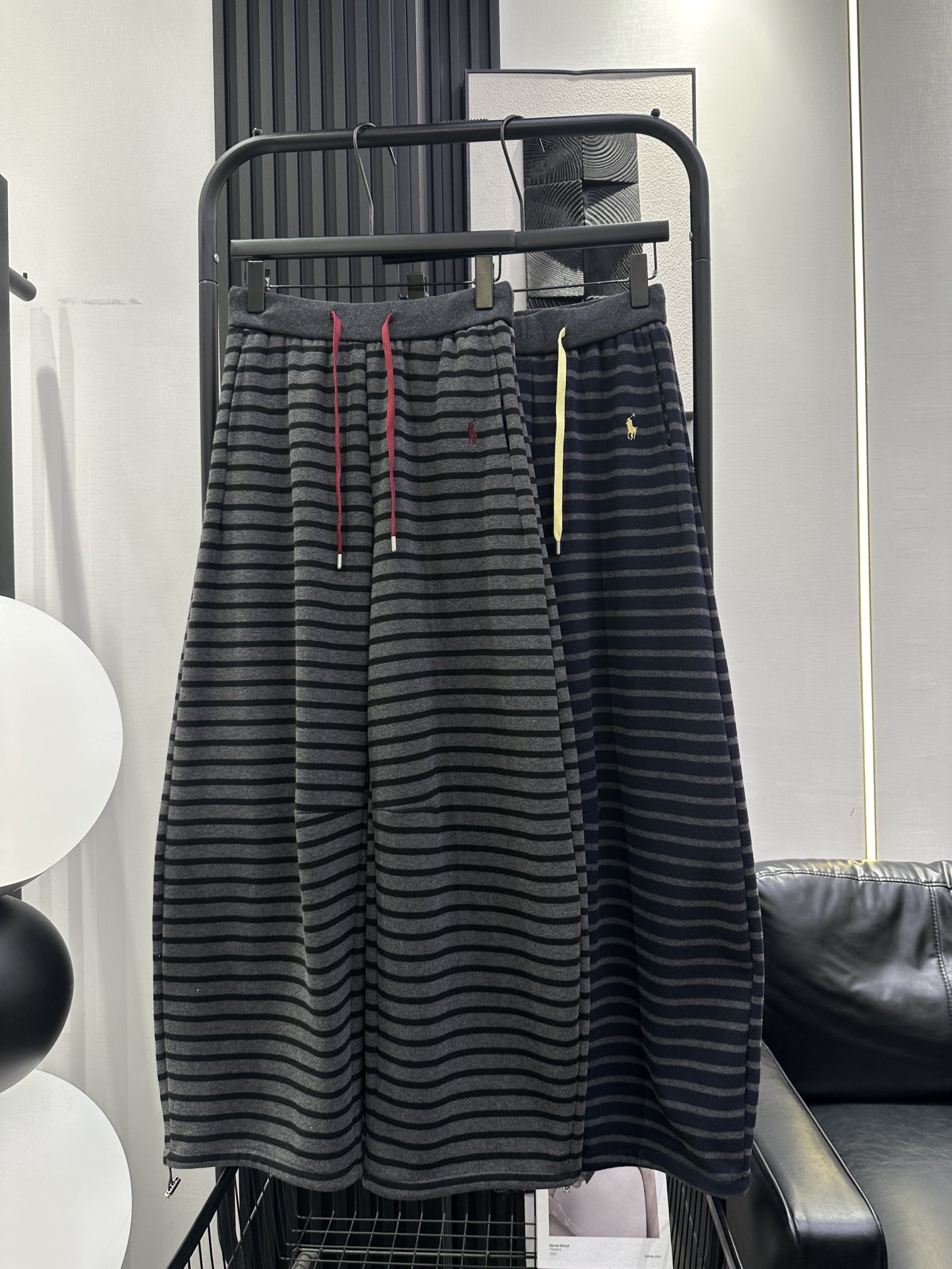 NO:578598,QOY-New style contrasting drawstring striped velvet scimitar pants, small embroidery design on the left front, slightly loose fit, fashionable upper body, can control various leg shapes, two colors smlxl,,alexander wang19860909QOY-新款 撞色抽绳条纹加绒弯刀裤 左前小刺绣设计 版型微宽松 上身洋气 能驾驭各种腿型 两色 smlxl,,alexander wang,Women's clothing