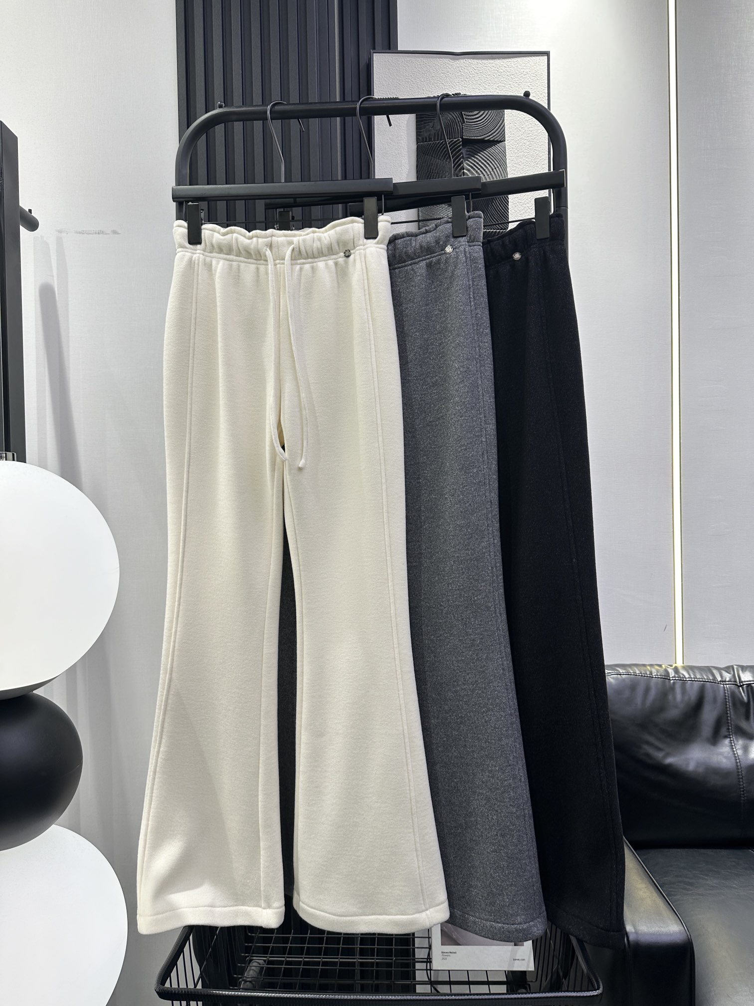 NO:628695,MiuMiu - the latest popular style of small round brand velvet boot-cut pants. The fabric texture is superb. Soft and comfortable. The baby velvet is thick. The upper body is not bloated and looks slim. Three colors. smlxl,,miumiu,alexander wang19860909MiuMiu-新爆款小圆牌加绒微喇裤 面料质感绝绝子 柔软舒适 baby绒厚实 上身不臃肿巨显瘦三色 smlxl,,miumiu,alexander wang,Women's clothing