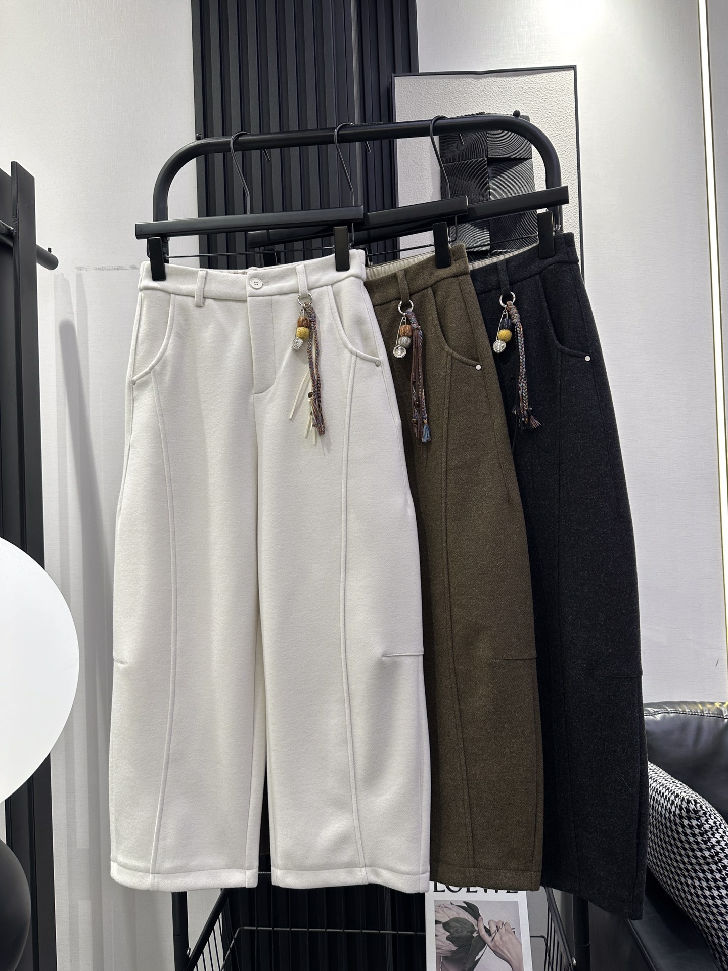 NO:576221,MiuMiu - New style thick scimitar pants with pin pendant. Composite woolen fabric. Elastic waist at the back is more inclusive. It can be easily controlled even with thick hips and thighs. The upper body is full of fashion. Three colors smlxl,,miumiu,alexander wang19860909MiuMiu-新款厚款别针挂件弯刀裤 复合毛呢面料 后松紧腰包容性更强 胯大腿粗都能轻松驾驭 上身时尚感满满 三色 smlxl,,miumiu,alexander wang,Women's clothing