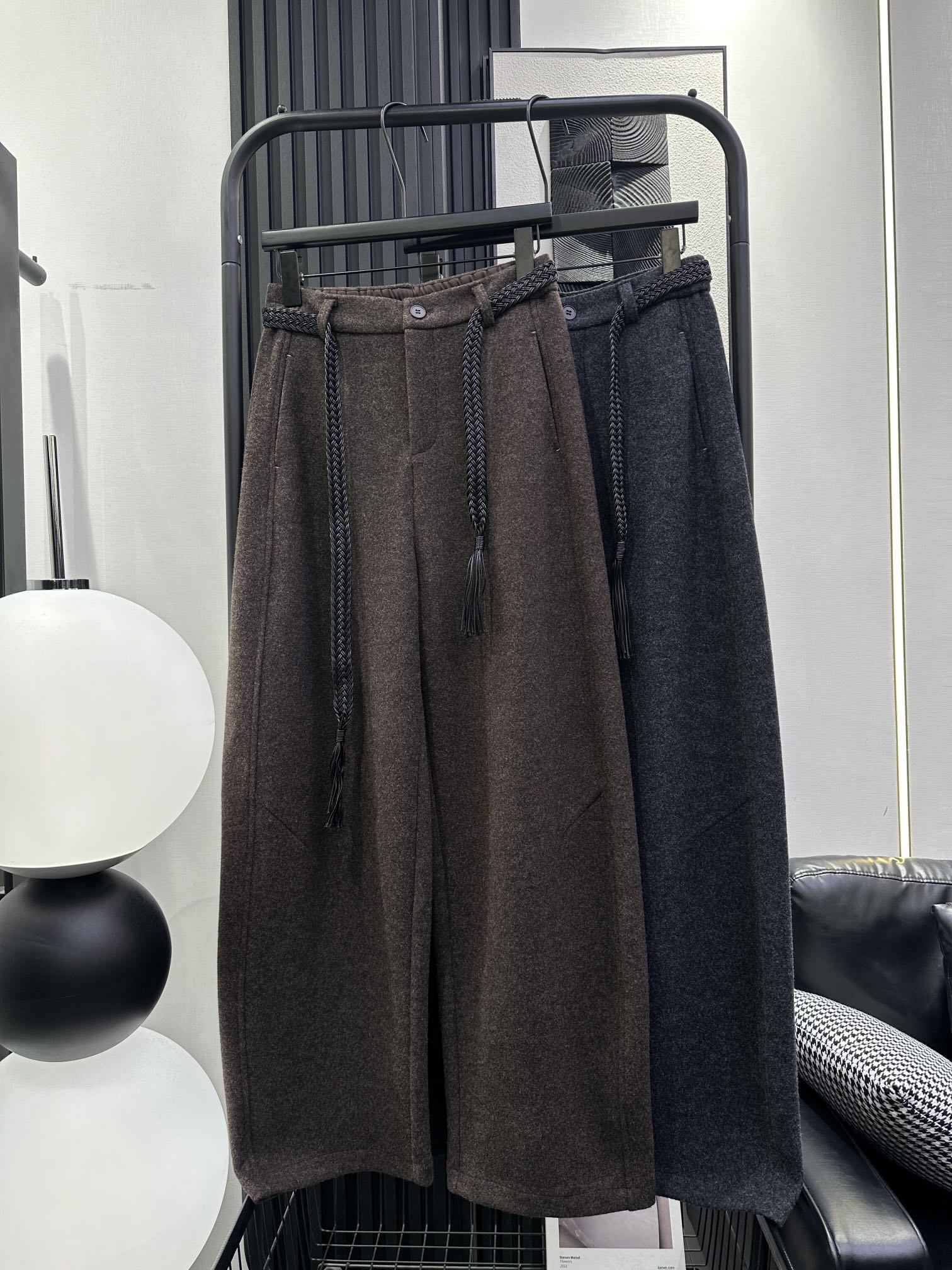 NO:576359,BOTTEGA VENETA-New woven twist belt and thickened scimitar pants. Composite wool fabric. The upper body has a western style. Minimalism. Big brand style. Full of high-end. Two colors. smlxl,,bottega veneta,alexander wang19860909BOTTEGA VENETA-新款编织麻花腰带加厚弯刀裤 复合羊毛面料 版型上身洋气 极简主义 大牌范儿 高级感十足 两色 smlxl,,bottega veneta,alexander wang,Women's clothing