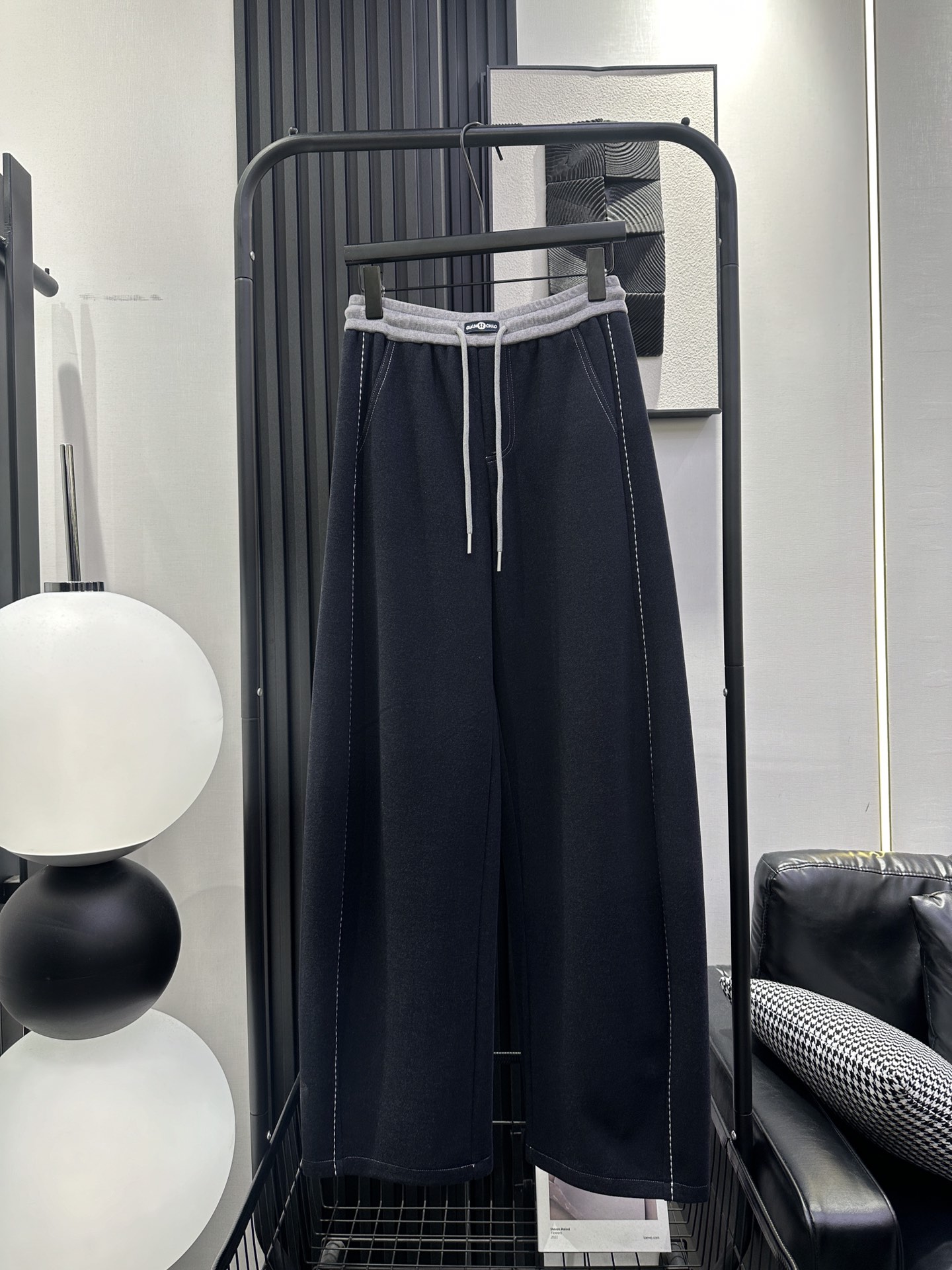 NO:578630,QOY-popular style continues the topstitch design, contrasting color splicing, elastic waist and velvet scimitar pants. Small and medium waist design. Composite cashmere and Tencel denim. The fabric is soft and comfortable. The upper body is super western. The style is unique. Monochrome smlxl,,alexander wang19860909QOY-爆款延续明线设计撞色拼接松紧腰加绒弯刀裤 腰中小标设计 复合羊绒天丝牛仔 面料柔软舒适 上身超洋气 版型绝绝子 单色 smlxl,,alexander wang,Women's clothing