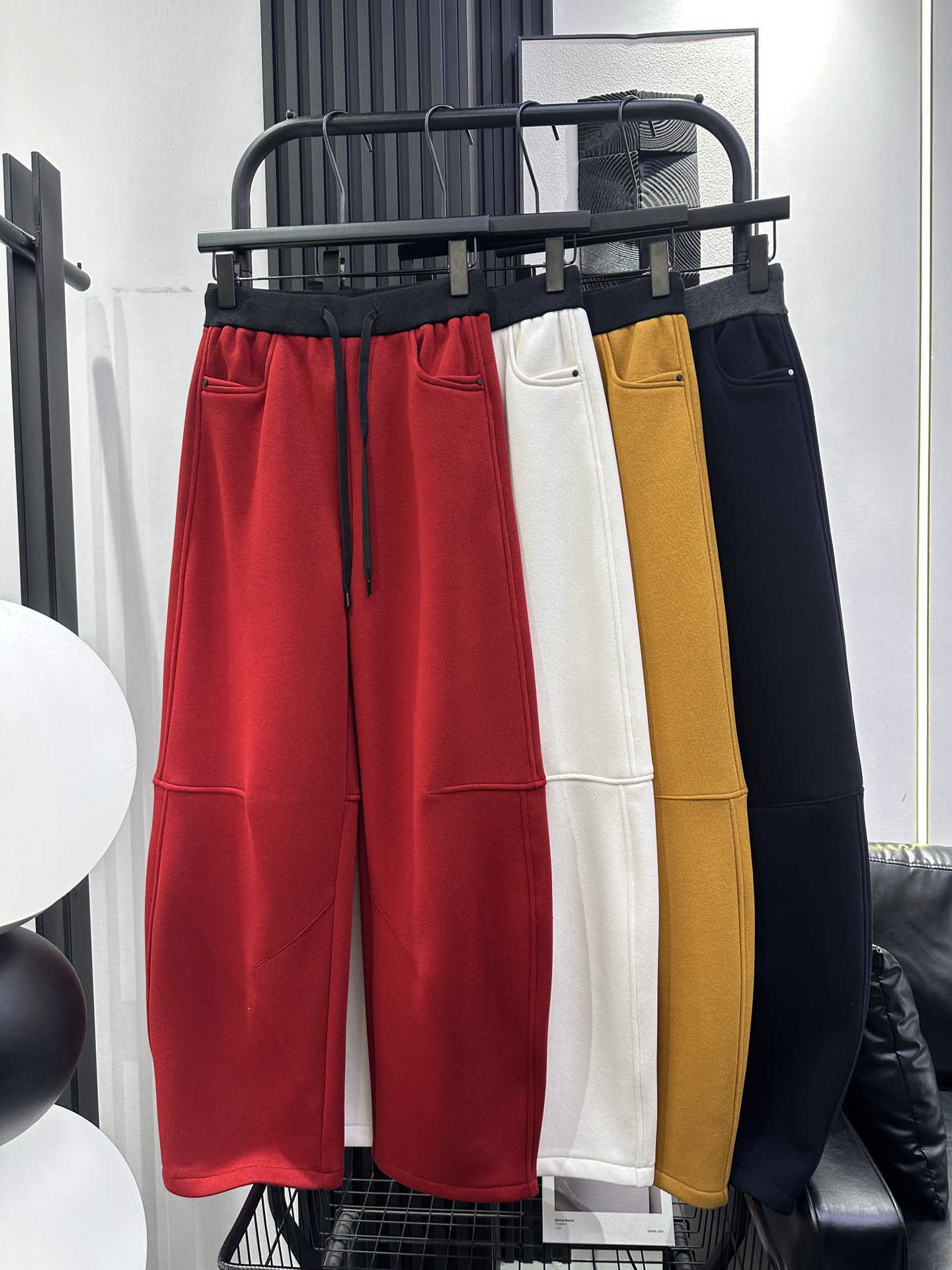 NO:578628,MM6 - New style banana pants with small round studs in the front pocket and velvet. Contrast color splicing design. Slightly loose fit. The upper body looks slim. Casual and versatile. Four colors: smlxl, masion margiela, alexander wang19860909MM6-新款前袋小圆钉加绒香蕉裤 撞色拼接设计 版型微宽松 上身显瘦 休闲百搭 四色 smlxl,,masion margiela,alexander wang,Women's clothing