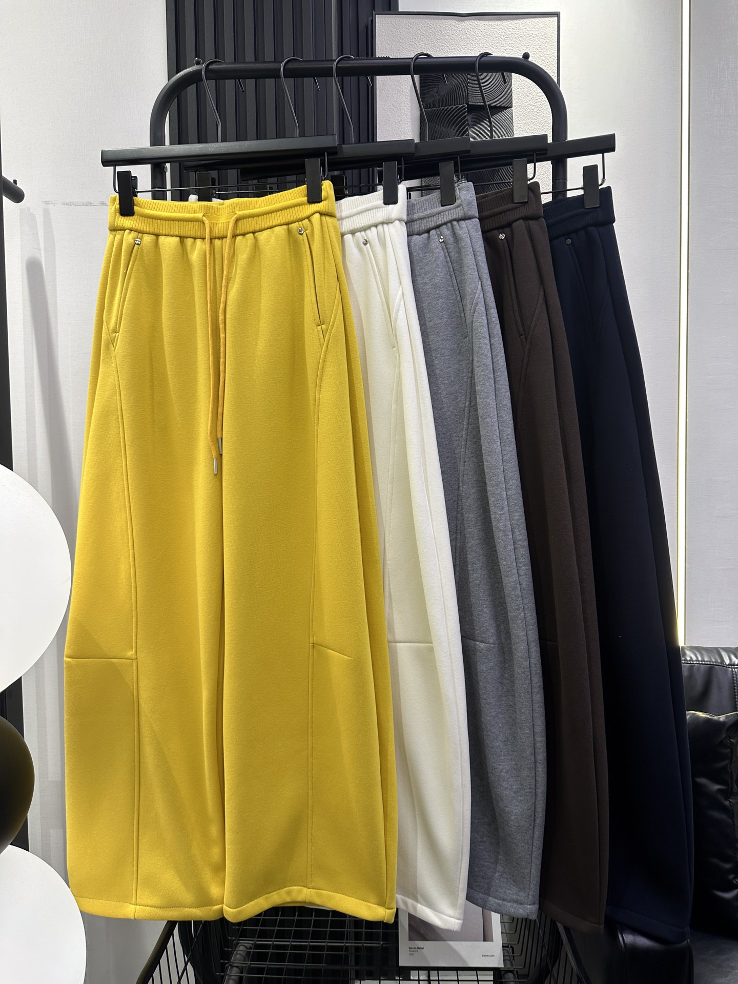 NO:610280,AS-New simple drawstring and velvet scimitar pants. The fabric is soft and slightly loose. The upper body is slim and easy to wear. It is tolerant regardless of body shape. Recommend five colors smlxl,,alexander wang19860909AS-新款简约抽绳加绒弯刀裤 面料柔软 微宽松版型 上身显瘦又好穿 不挑身材包容性强 推荐 五色 smlxl,,alexander wang,Women's clothing