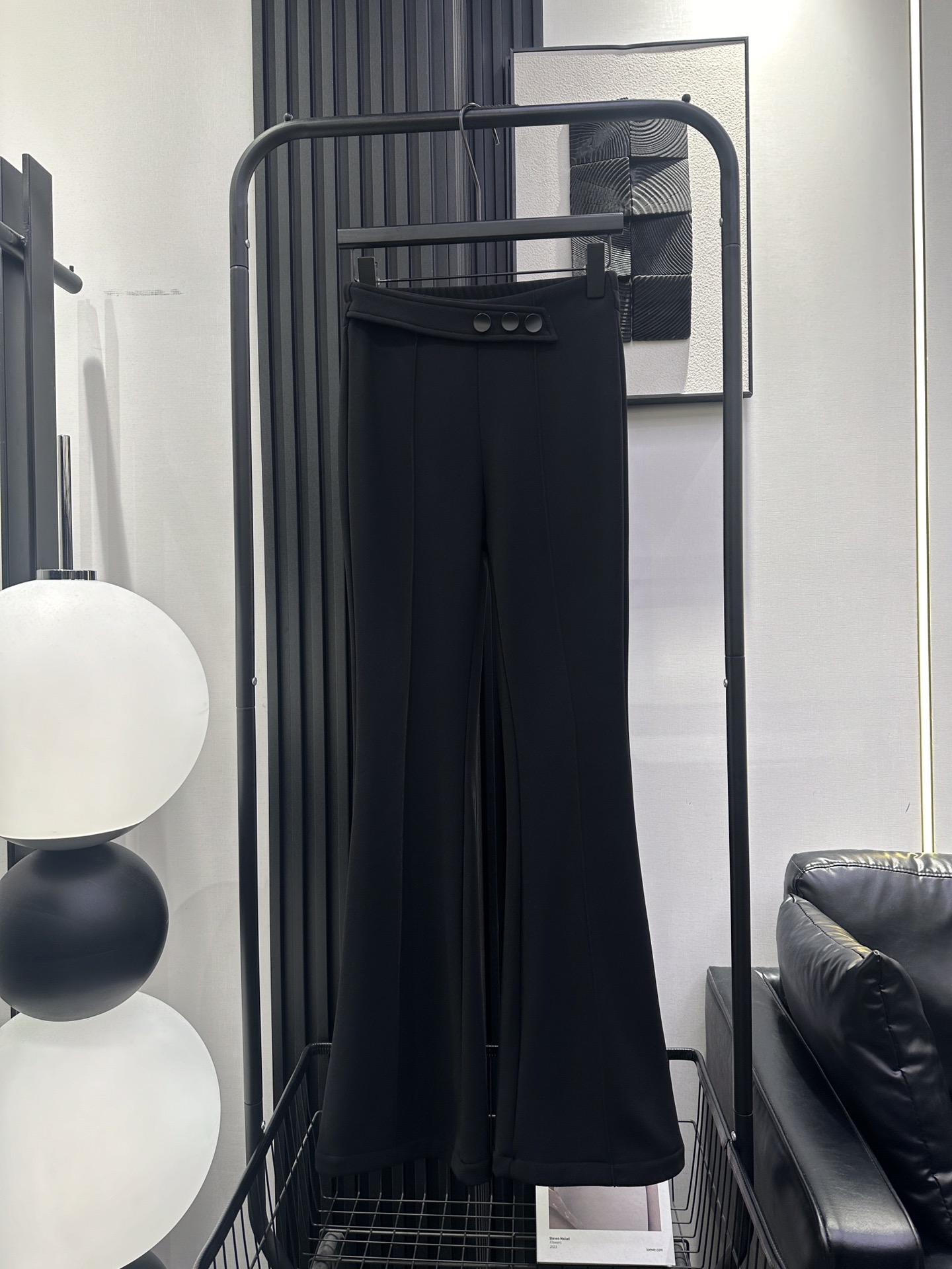 NO:576843,CELINE · Celine - new high-waisted modified velvet boot-cut pants. The fabric has its own elasticity. The upper body is fashionable and the legs are longer and slimmer. It is versatile and reduces age. The effect is very nice. Single color smlxl,,celine,celine,alexander wang19860909CELINE ·赛琳-新款高腰修饰加绒微喇裤 面料自带弹力 上身洋气显腿长显瘦 百搭又减龄 效果很nice 单色 smlxl,,celine,celine,alexander wang,Women's clothing