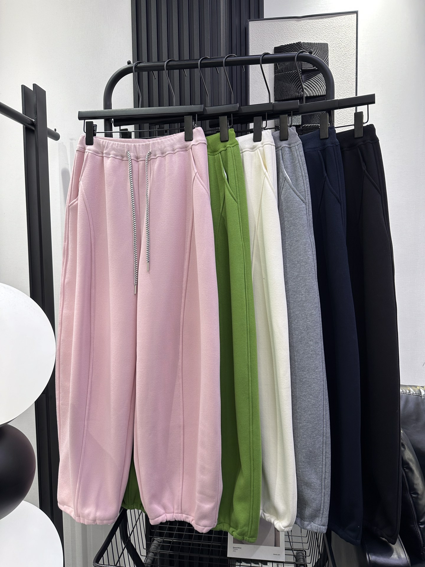 NO:578618,BALENCIAGA Balenciaga - new contrasting color floral straps and velvet sweatpants. Adjustable trouser legs for two wears. Super soft fabric. Comfortable, skin-friendly, casual and versatile. Must-have for autumn and winter. Keep warm and reduce age. Six colors smlxl,,balenciaga,balenciaga,alexander wang19860909BALENCIAGA 巴黎世家-新款撞色花绑带加绒卫裤 裤脚可调节两穿 超柔软面料 舒适亲肤休闲百搭 秋冬必备 保暖减龄 六色 smlxl,,balenciaga,balenciaga,alexander wang,Women's clothing