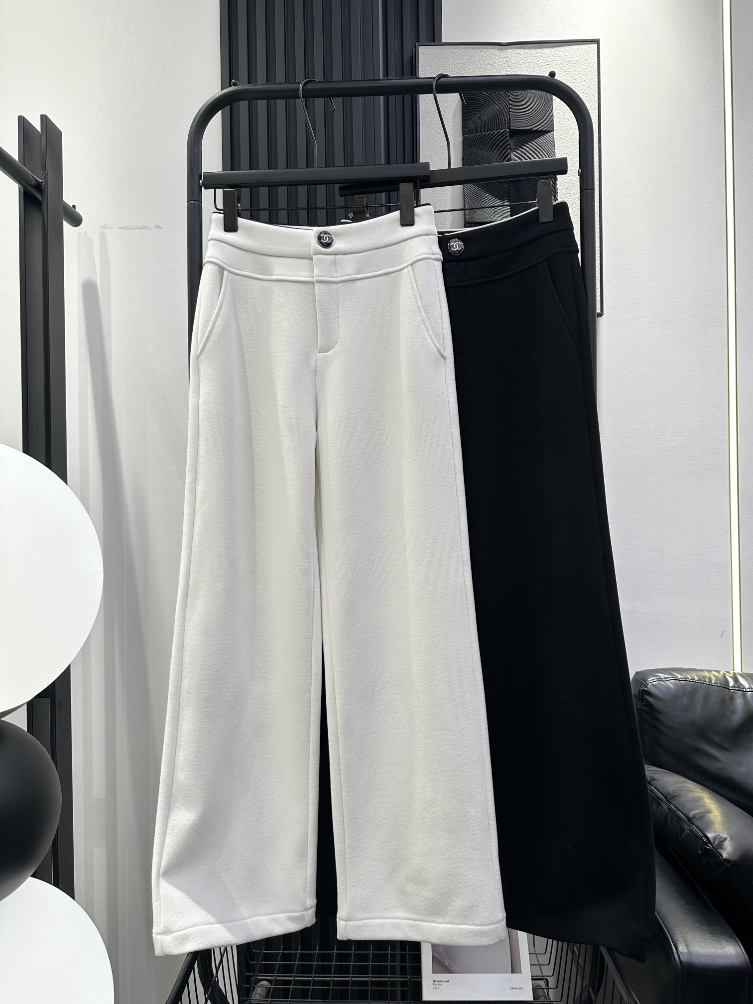 NO:654784,Chanel Xiaoxiang - hot style wool pants with metal buckles, contrasting colors, thin edges, top waist, composite plus velvet material, very good drape quality, can be worn casually by women, the upper body version is very slimming, two colors smlxl,,chanel,alexander wang19860909Chanel 小香-爆款羊毛裤金属扣撞色细边顶腰 复合加绒料 垂感品质都是非常好滴 可女人可休闲 上身版非常显瘦两色 smlxl,,chanel,alexander wang,Women's clothing