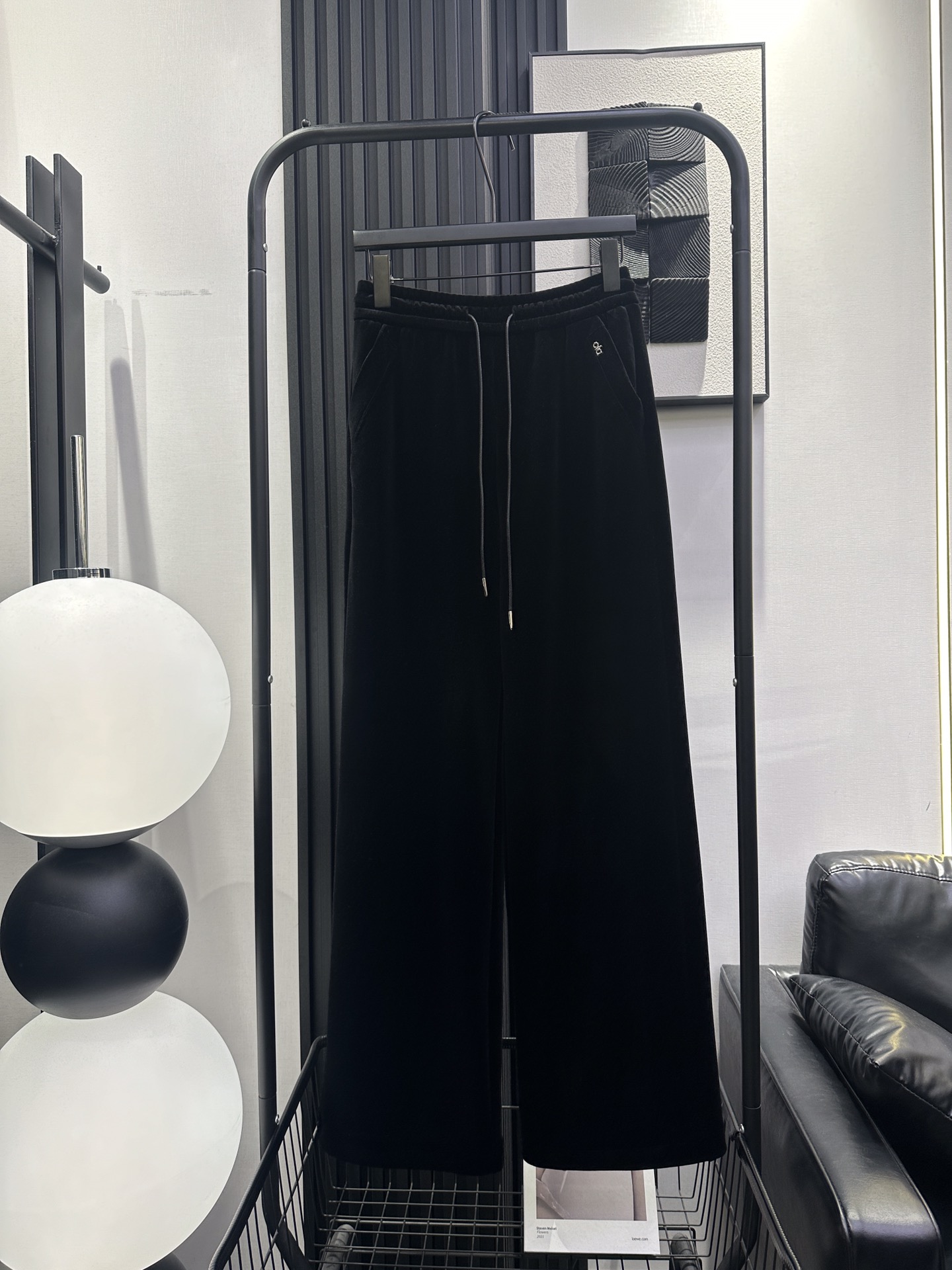 NO:628690,alo-New left pocket logo elastic waist plus velvet wide leg pants. Classic style is simple and elegant. Super slimming. Black SMLXL,,alexander wang19860909alo-新款左袋logo松紧腰加绒丝绒阔腿裤 经典款式简单大方 显瘦度超级棒 黑色 SMLXL,,alexander wang,Women's clothing