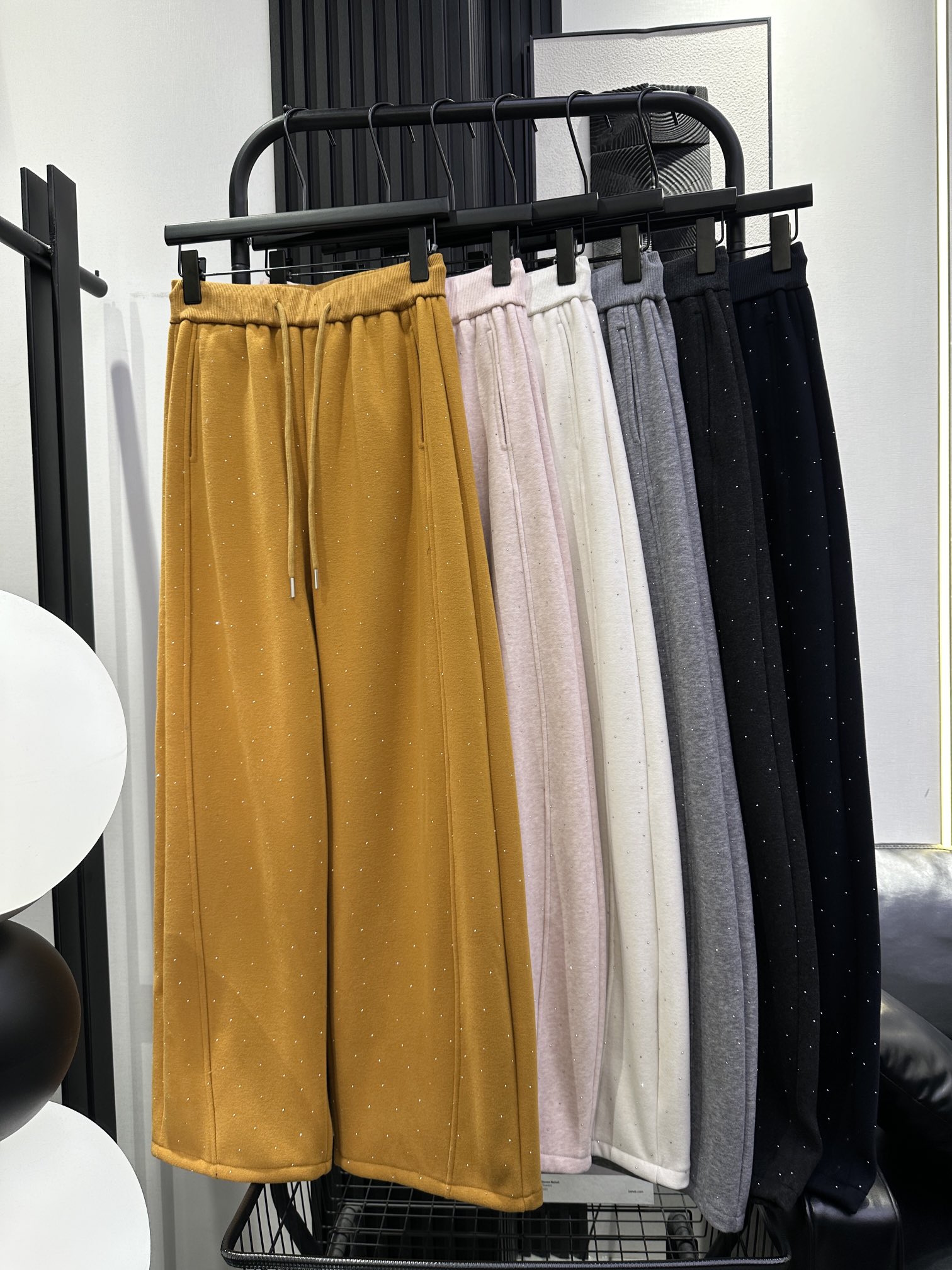 NO:624606,Alexander wang - King's new high-temperature ironing, fine glitter, starry diamonds and velvet sickle pants. Good fit. The fabric is comfortable on the upper body. Fashionable and versatile. Casual with a little girly touch. Six colors smlxl,,alexander wang,alexander wang19860909Alexander wang-大王 新款高温烫细闪满天星钻加绒镰刀裤 版型好 面料上身舒适 时尚百搭 休闲中带点小女人 六色 smlxl,,alexander wang,alexander wang,Women's clothing