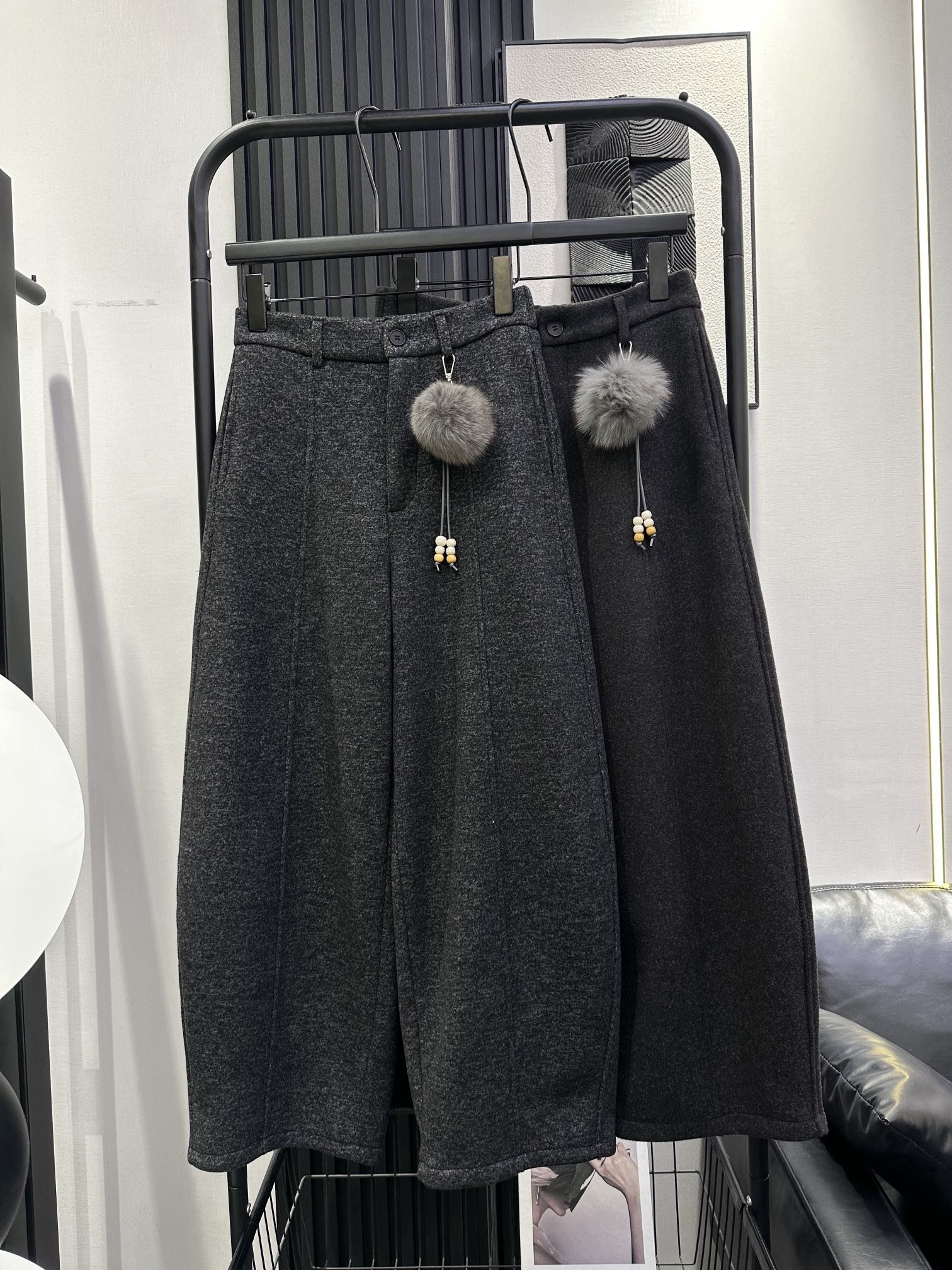 NO:624618,QOY-New Korean style lazy plus velvet eight-point banana pants. Composite wool fabric. The upper body covers the crotch and makes you look slimmer. The quality of the pattern is excellent. Close your eyes. Dark gray and black. smlxl,,alexander wang19860909QOY-新款韩版慵懒加绒八分香蕉裤 复合羊毛面料 上身遮胯显瘦 版型质量杆杆的 闭眼入 深灰黑色 smlxl,,alexander wang,Women's clothing