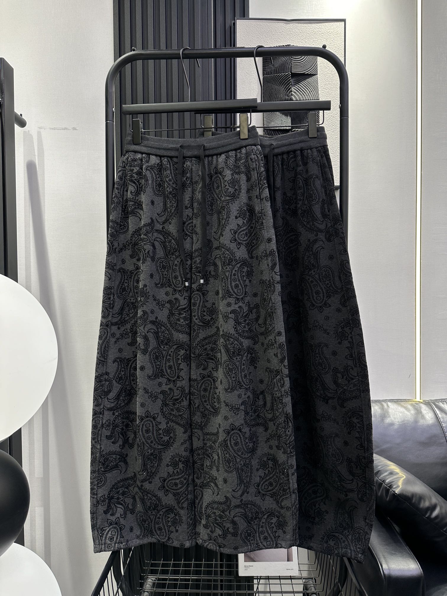 NO:624612,QOY-New retro printed plus velvet banana pants, classic cashew flower pop elements, drawstrings on the legs, can be worn in two ways, perfect fit, small people can easily manage it, two colors smlxl,,alexander wang19860909QOY-新款复古印花加绒香蕉裤 经典腰果花流行元素 裤脚带抽绳可两穿 版型绝绝子 小个子也能轻松驾驭 两色 smlxl,,alexander wang,Women's clothing