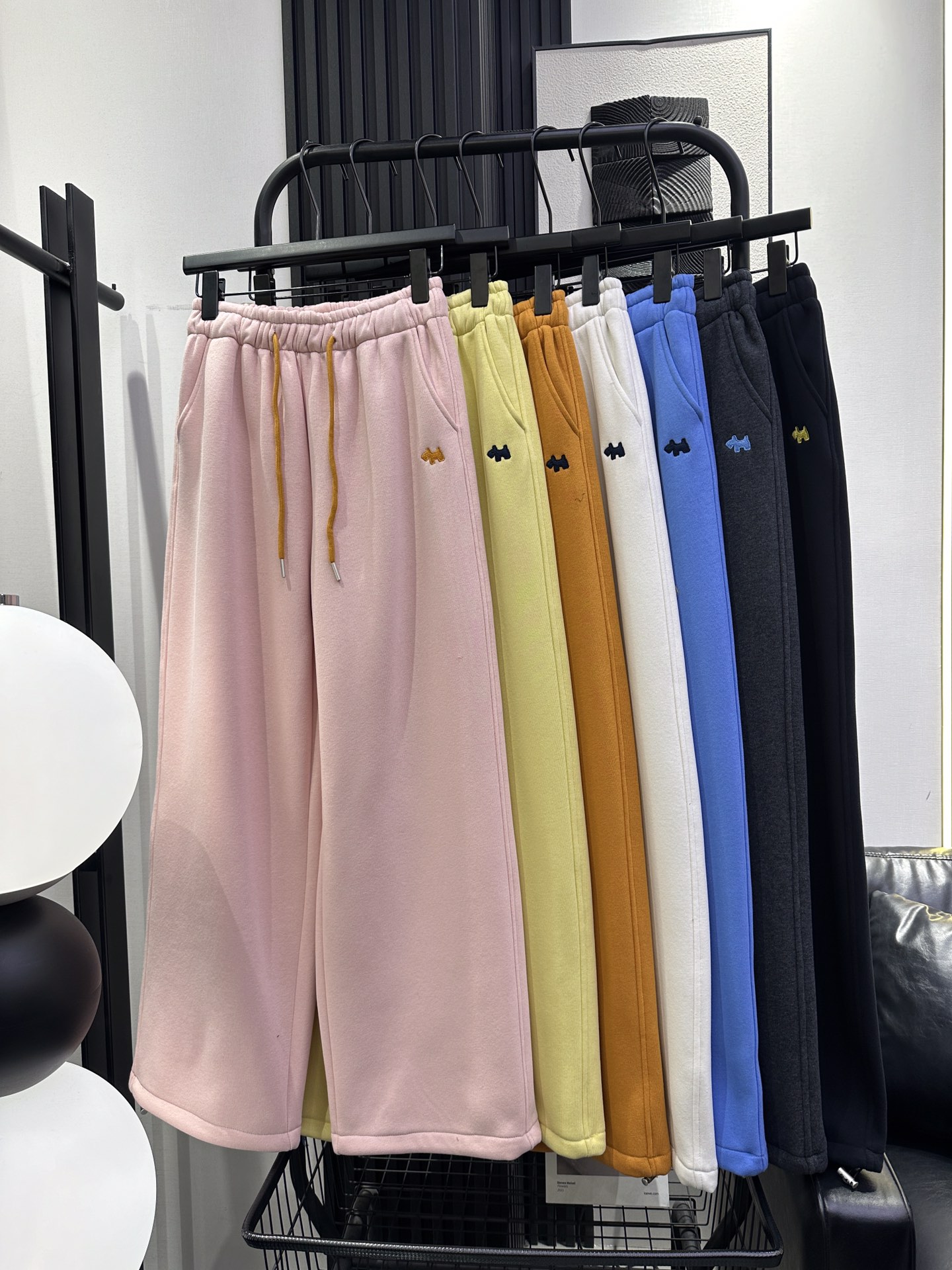 NO:588341,QOY-New wide-leg velvet sweatpants with Trojan horse embroidery. The trouser legs have drawstrings and can be worn twice. Slightly loose fit. The upper body hides the flesh and looks slimmer. Versatile and fashionable. Seven colors. smlxl,,alexander wang19860909QOY-新款木马刺绣阔腿加绒卫裤 裤脚带抽绳可两穿 微宽松版型 上身藏肉显瘦 百搭时尚 七色 smlxl,,alexander wang,Women's clothing