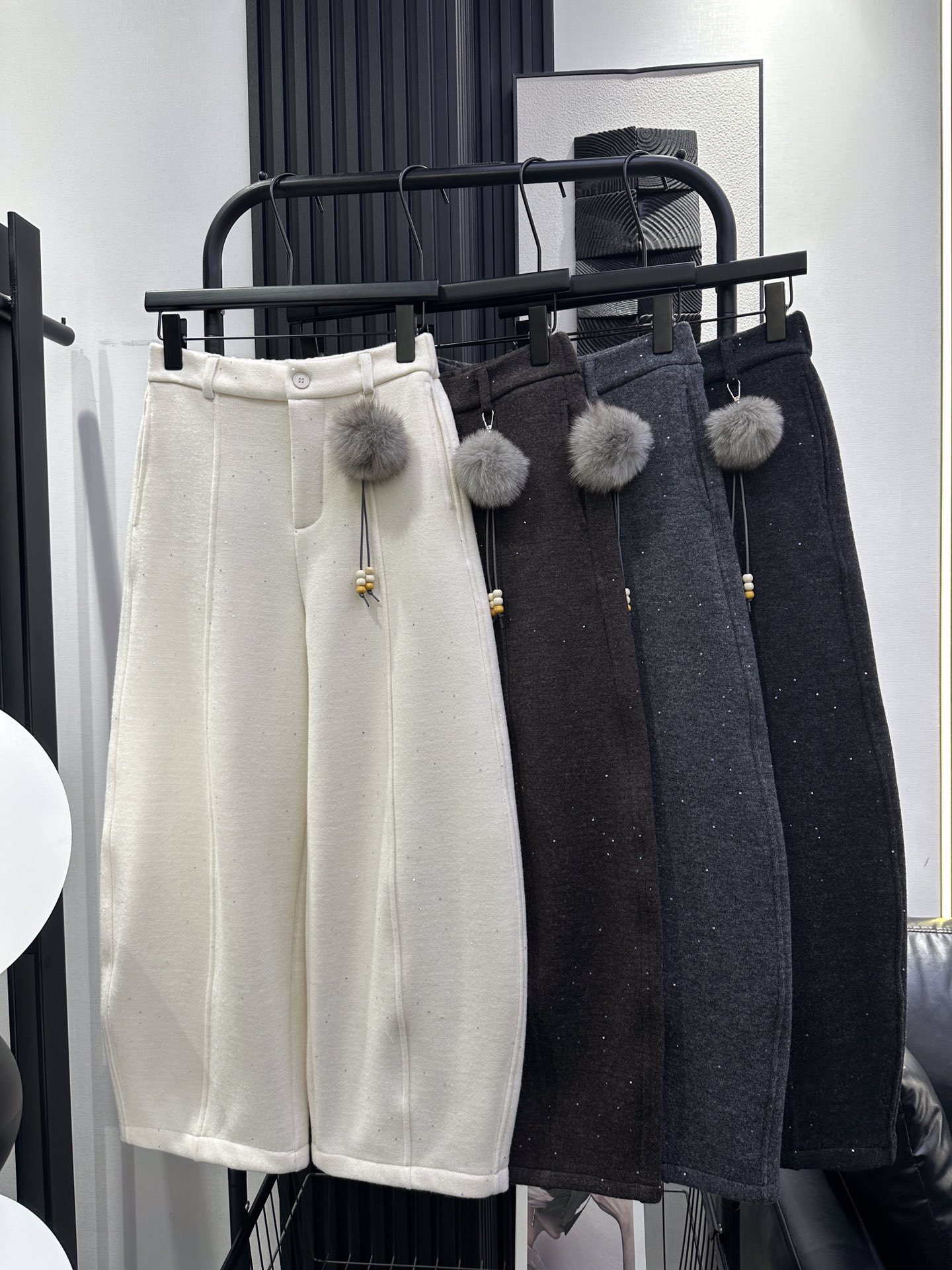 NO:588337,Alexander wang - King's new fur ball pendant, fine sequins and velvet sickle pants, good fit, comfortable fabric upper body, fashionable and versatile, casual and feminine, four colors smlxl,,alexander wang,alexander wang19860909Alexander wang-大王 新款毛球挂件细亮片加绒镰刀裤 版型好 面料上身舒适 时尚百搭 休闲中带点小女人 四色 smlxl,,alexander wang,alexander wang,Women's clothing