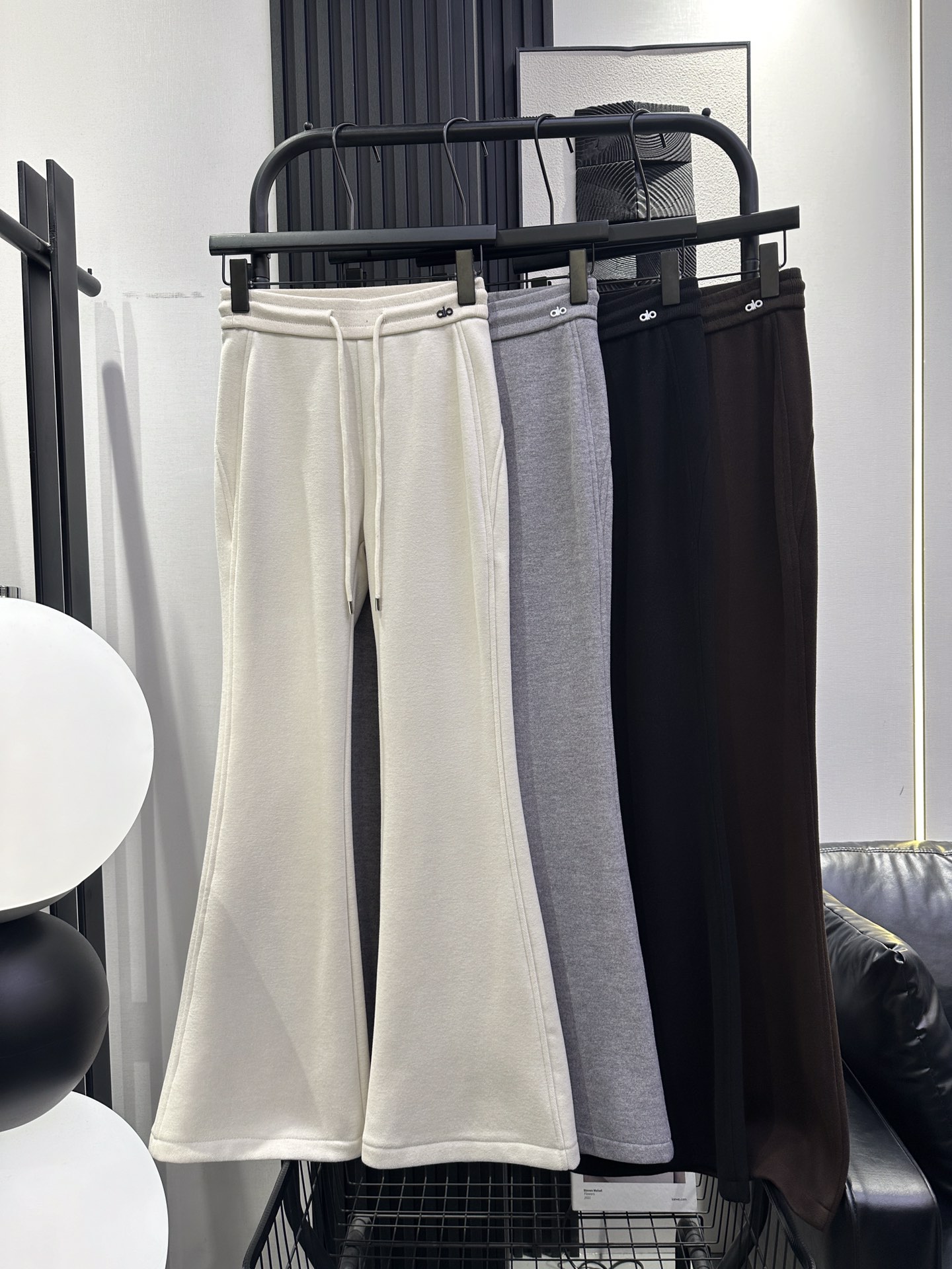 NO:588329,alo- The popular continuation of the velvet, composite wool and velvet boot-cut pants, which can be modified to modify the hip shape. The upper body is slimmer and the texture is exquisite. Four colors smlxl,,alexander wang19860909alo- 爆款延续加绒复合羊毛加绒微喇裤 后做了可修饰臀型 版型上身巨显瘦 质感绝绝子 四色 smlxl,,alexander wang,Women's clothing