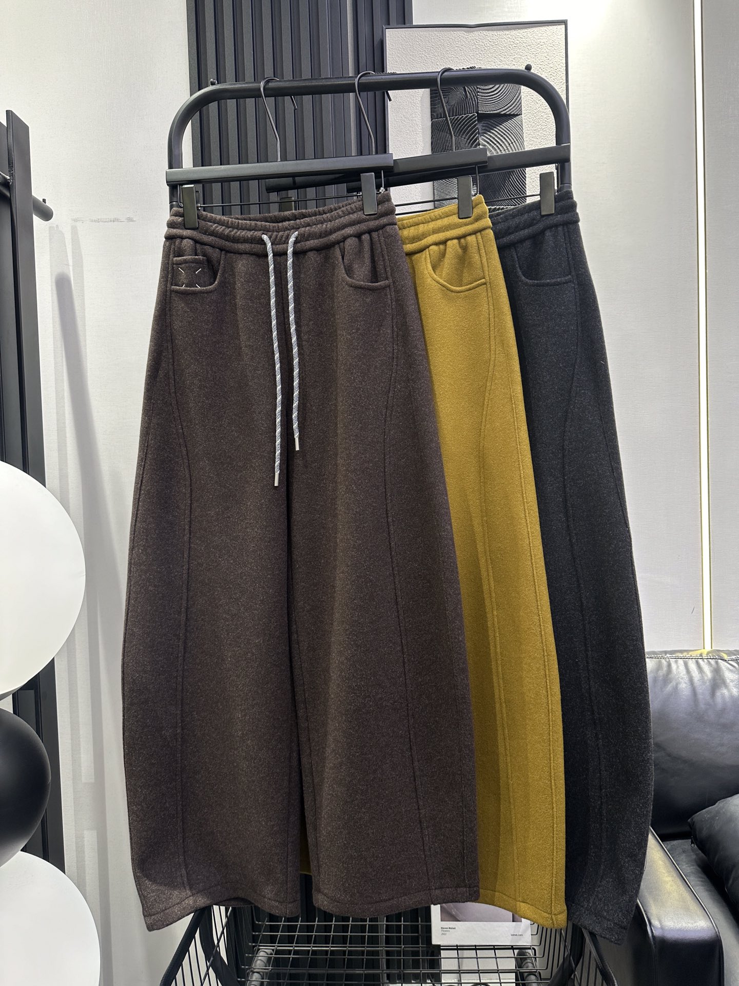 NO:588326,MM6- The latest fabric of snowflake wool and velvet narrow scimitar pants. Excellent quality. Big fashion brand. The upper body shape is amazing. Whoever wears it will look better. Three colors: smlxl, masion margiela, alexander wang19860909MM6- 雪花羊毛呢加绒窄版弯刀裤最新面料 品质超赞 时尚大牌 上身版型绝了 谁穿谁好看 三色 smlxl,,masion margiela,alexander wang,Women's clothing