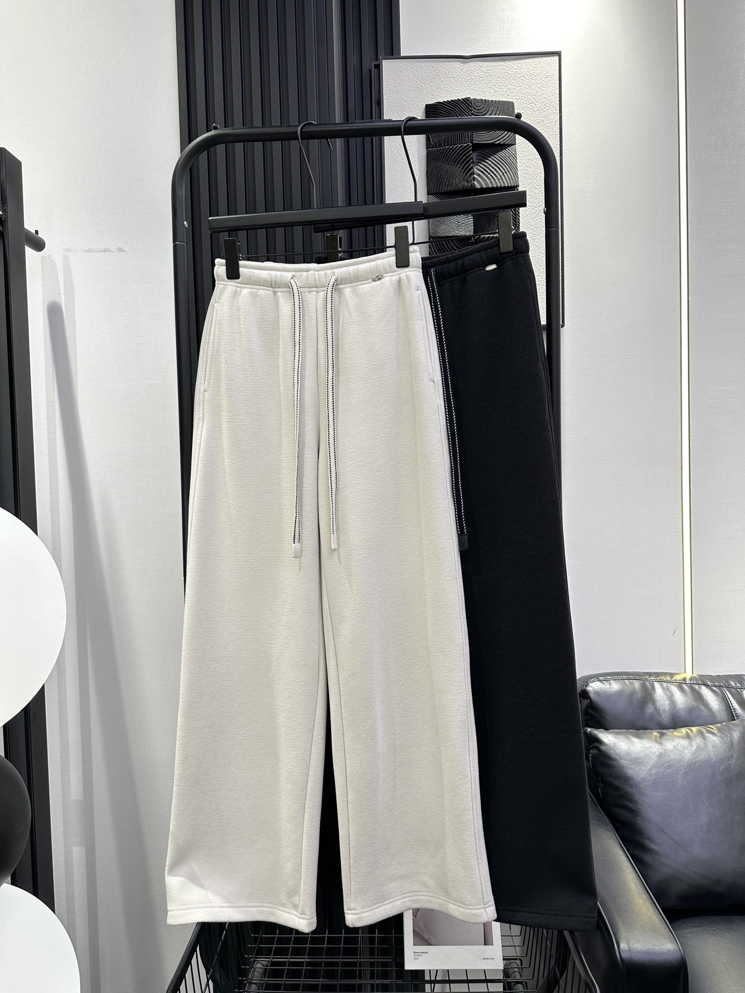 NO:589419,QOY-New simple version of velvet wide-leg pants with metal label on the left waist. Slightly loose fit and no leg shape. Excellent texture. Versatile and slimming. Two colors. smlxl,,alexander wang19860909QOY-新款简约版加绒阔腿裤 左腰金属标 微宽松版型不腿型 质感绝绝子 百搭显瘦 两色 smlxl,,alexander wang,Women's clothing