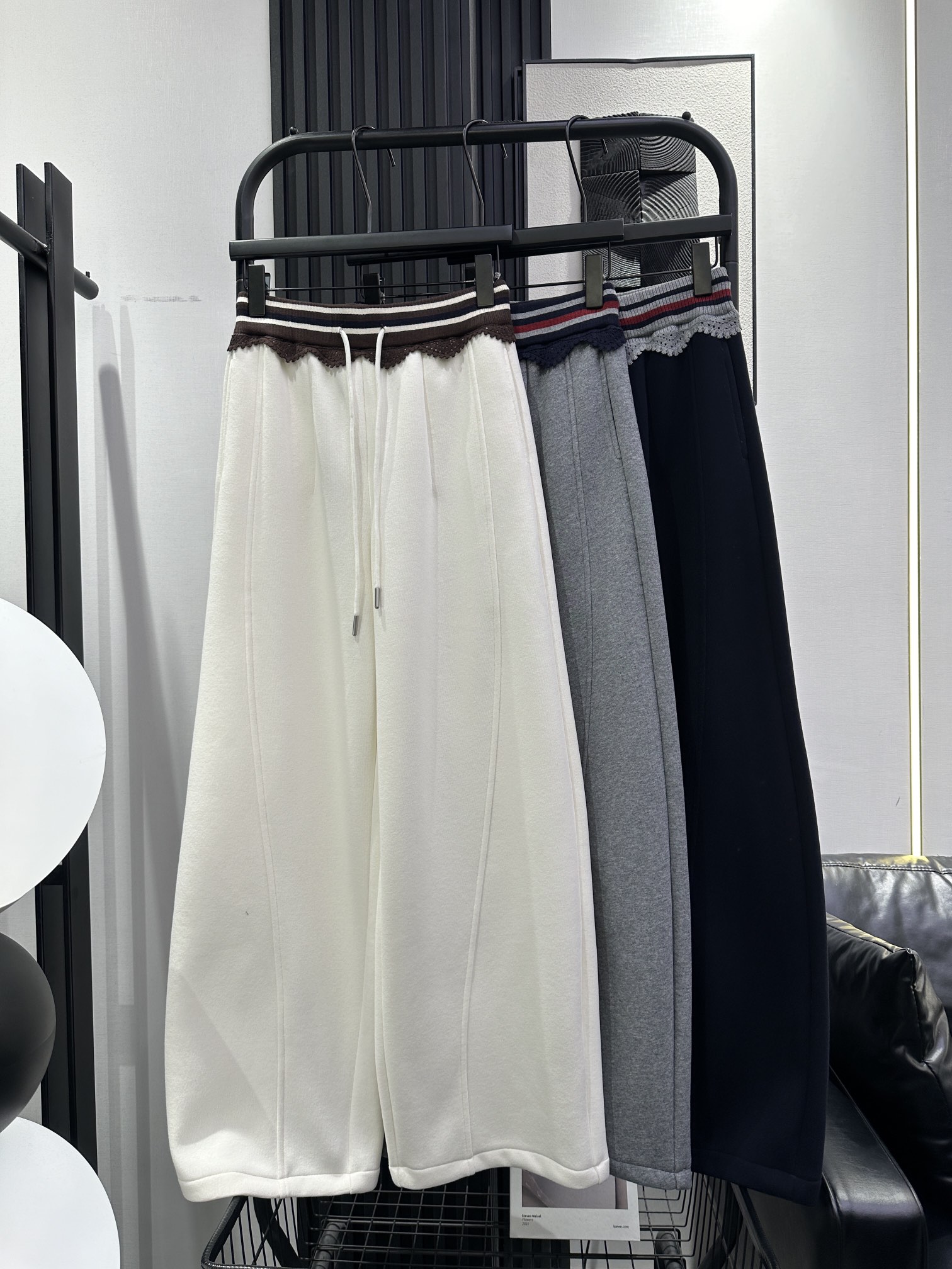 NO:590464,MiuMiu-New style elastic waist contrasting stripes and velvet scimitar pants. Slightly loose fit. Soft and skin-friendly texture. Accommodating various body and leg shapes. Three colors. smlxl,,miumiu,alexander wang19860909MiuMiu-新款松紧腰撞色条纹加绒弯刀裤 微宽松版型 质地柔软亲肤 包容各种身材腿型 三色 smlxl,,miumiu,alexander wang,Women's clothing