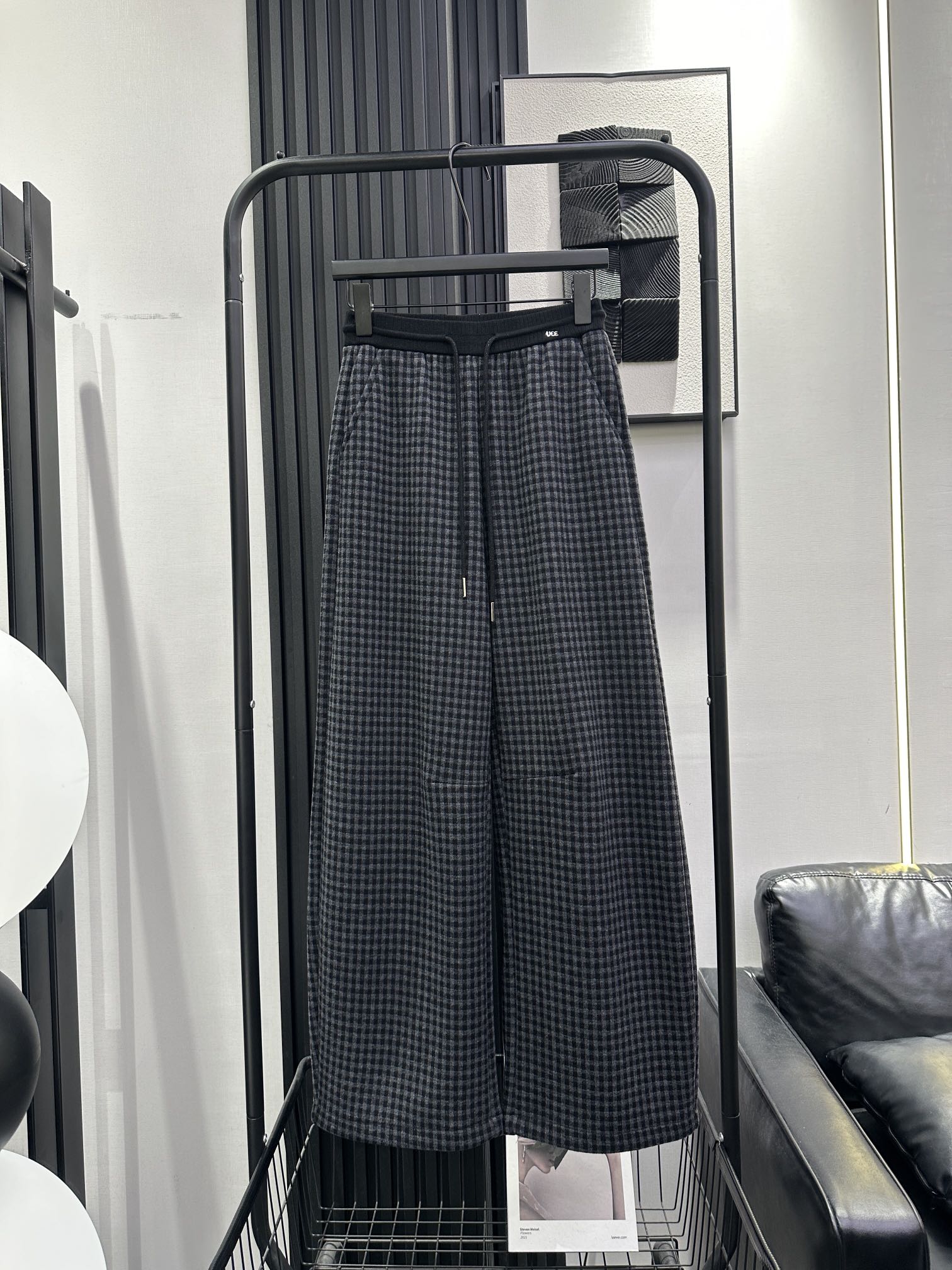 NO:590458,QOY- New style contrast waist plaid plus velvet scimitar pants. The fabric contains silver thread. The details are exquisite and the upper body is super slim. Very versatile. Monochrome smlxl,,alexander wang19860909QOY- 新款 撞色腰格子加绒弯刀裤 面料含银丝线 细节质感绝绝子上身超显瘦 非常百搭 单色smlxl,,alexander wang,Women's clothing