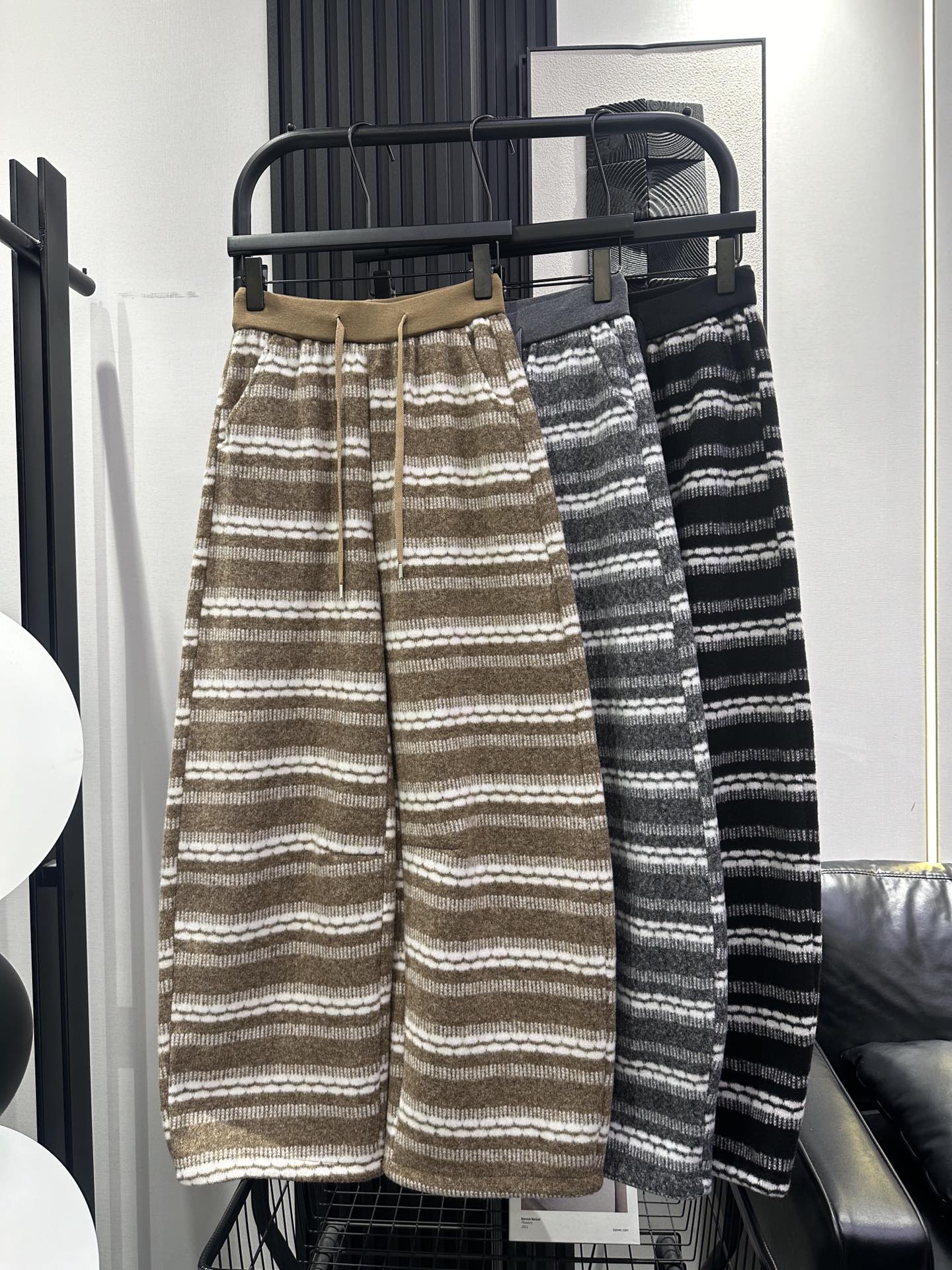 NO:590483,MiuMiu - the new popular woolen striped and velvet scimitar pants. The trouser legs have drawstrings and can be adjusted for two wears. The texture is exquisite. The version is slim. Autumn and winter British style. Full of high-end big-name feeling in three colors. smlxl,,miumiu,alexander wang19860909MiuMiu-新爆款羊毛呢条纹加绒弯刀裤 裤脚带抽绳可调节两穿 质感决绝子 版型显瘦 秋冬英伦风 高级大牌感满满三色 smlxl,,miumiu,alexander wang,Women's clothing