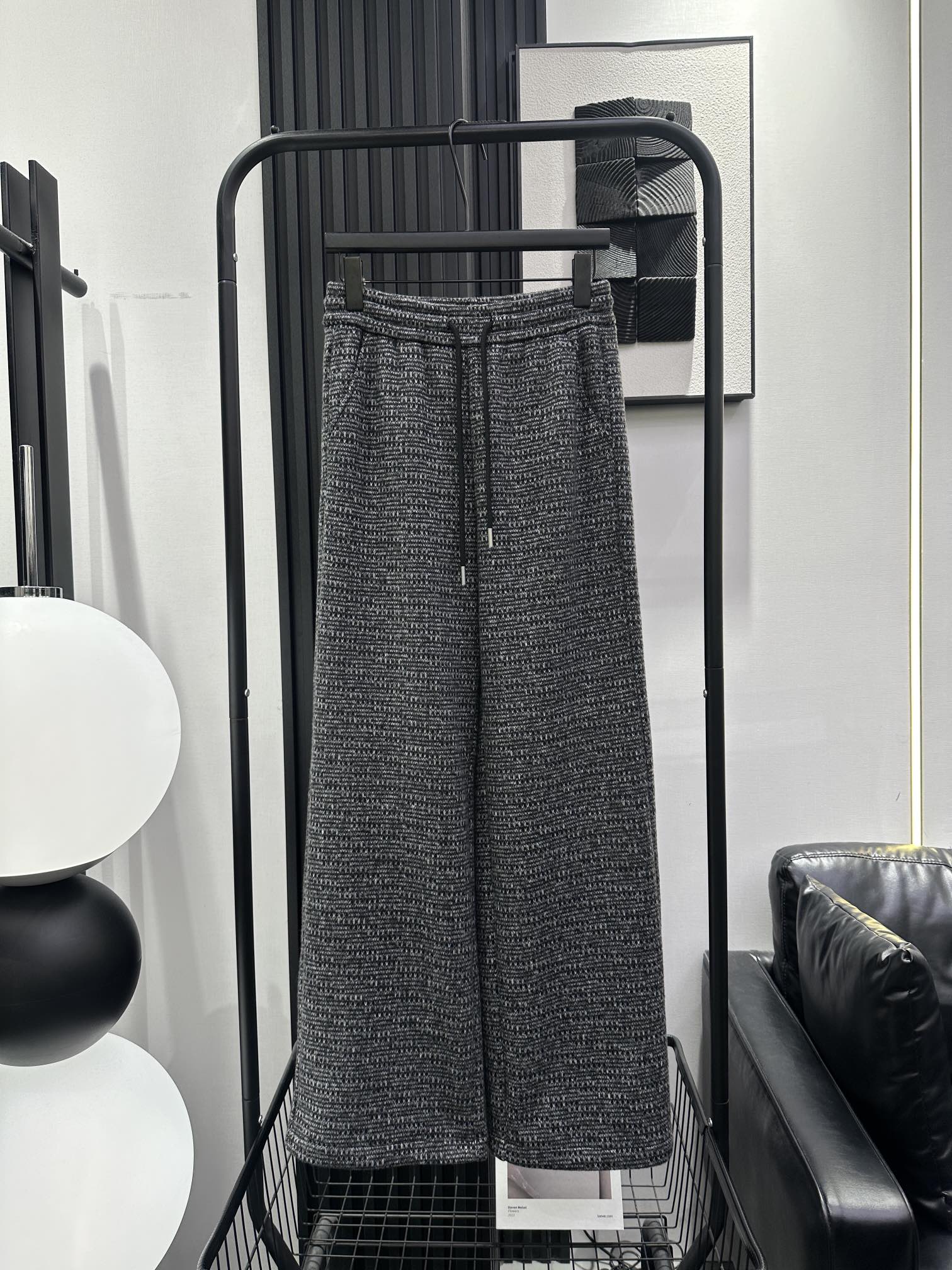 NO:621519,CHANEL Xiaoxiang's new style straight-leg pants with striped floral yarn. Composite woolen plus velvet fabric. The upper body is very slim and full of laziness. It can be easily controlled by any leg shape. Monochrome smlxl,,chanel,alexander wang19860909CHANEL 小香 新款洋气条纹花纱线直筒裤 复合毛呢加绒面料 版型上身很显瘦 慵懒感十足 任何腿型都能轻松驾驭 单色 smlxl,,chanel,alexander wang,Women's clothing