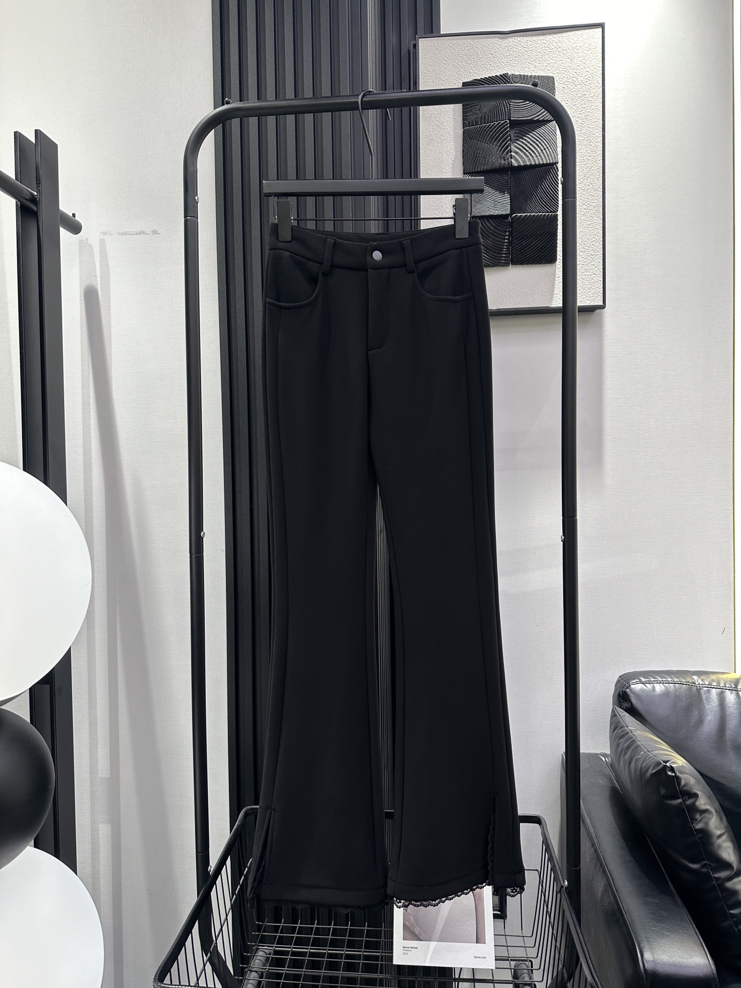 NO:591328,MiuMiu's hot style micro-flavored trousers with extended lace slits and elasticated trouser legs. High elastic fabric. Can be matched with women's casual wear. Very versatile. The most important thing is that they are super slim. Hot style recommendations. Monochrome smlxl,,miumiu,alexander wang19860909MiuMiu 爆款微喇加绒裤型延续裤脚蕾丝开叉松紧 高弹力面料 女人休闲都可搭配 非常百搭 最主要是超显瘦 爆款推荐 单色 smlxl,,miumiu,alexander wang,Women's clothing