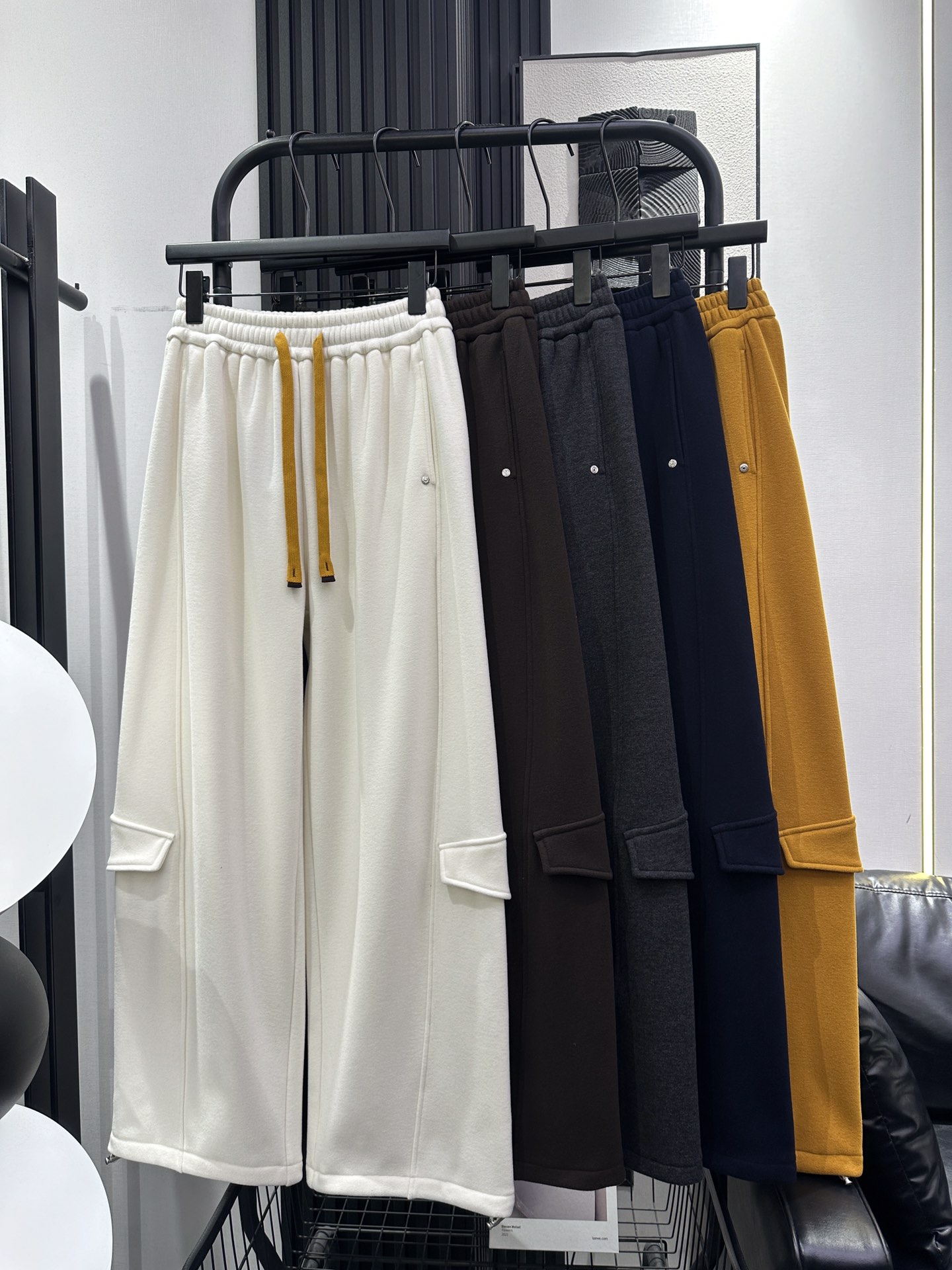 NO:591324,BALENCIAGA Balenciaga - popular contrasting color straps and velvet casual sweatpants, side pocket design at the bottom, drawstring at the legs for two wears, good-looking upper body, full of laziness, close your eyes, five colors smlxl,,balenciaga,balenciaga,alexander wang19860909BALENCIAGA 巴黎世家-爆款撞色绑带加绒休闲卫裤 下脚侧袋盖设计 裤脚带抽绳两穿 版型上身好看 满满慵懒感 闭眼入 五色 smlxl,,balenciaga,balenciaga,alexander wang,Women's clothing