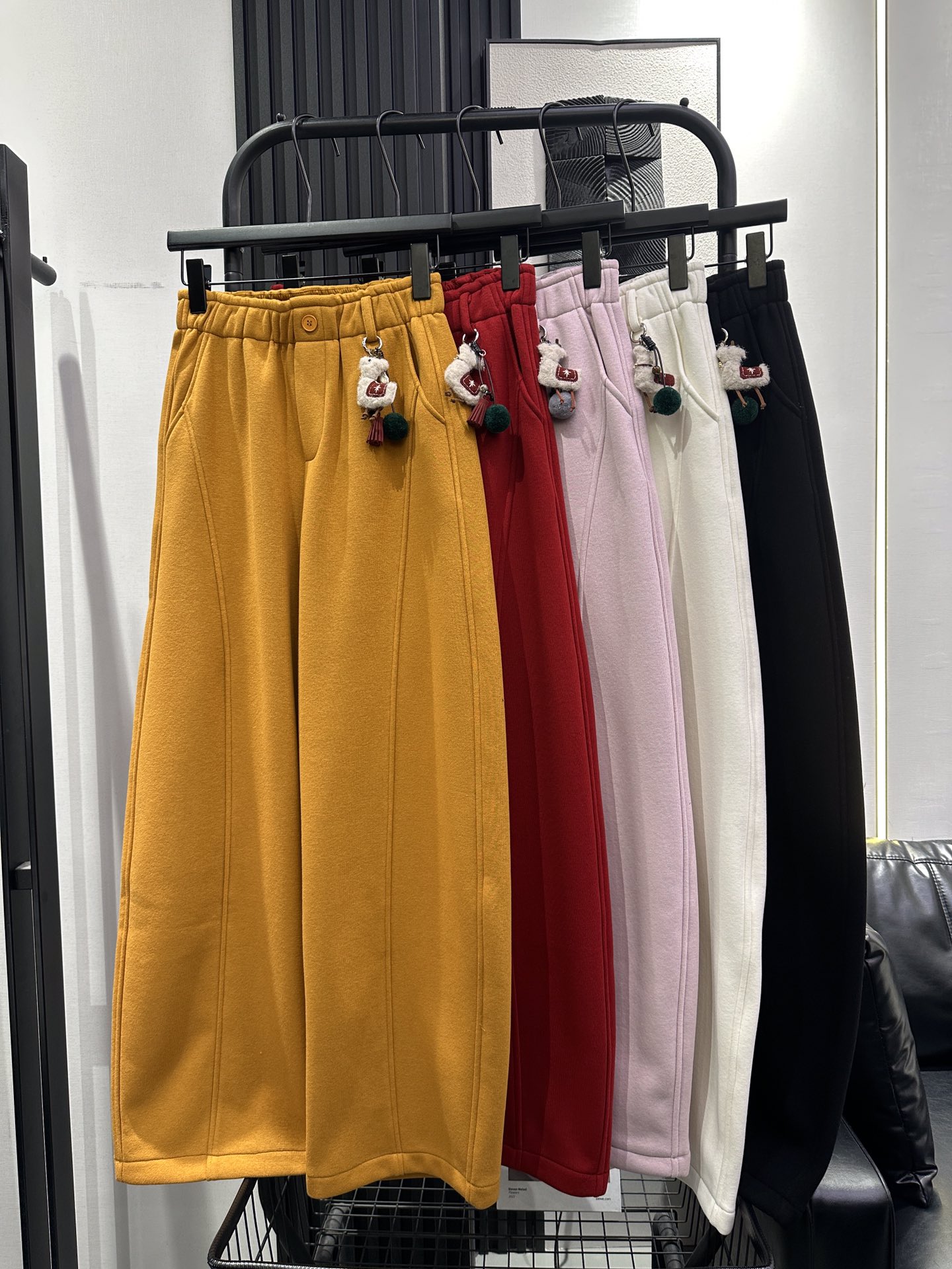 NO:654780,QOY-New style of stylish deer pendant plus velvet banana pants. The elastic waist is tolerant and the upper body is slim. The shape is correct. It can be easily controlled by various leg shapes. Recommended five colors smlxl,,alexander wang19860909QOY-新款洋气小鹿挂件加绒香蕉裤 松紧腰包容性强 上身显瘦 版型正 各种腿型都轻松驾驭 推荐 五色 smlxl,,alexander wang,Women's clothing