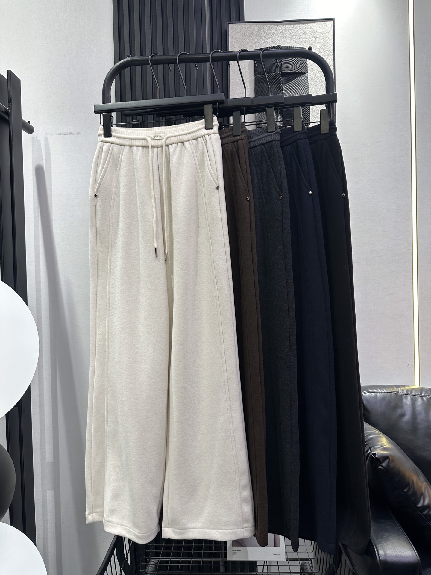 NO:605191,QOY - New style wide-leg pants with small brand name in the middle of the front. The fabric is soft and delicate and the upper body is super comfortable. It has a bit of drape. It looks slim and stylish. Close your eyes and wear it. Five colors. smlxl,,alexander wang19860909QOY-新款前中字母小牌阔腿裤 面料柔软细腻上身超舒服 带点垂感 显瘦洋气 闭眼入 五色 smlxl,,alexander wang,Women's clothing