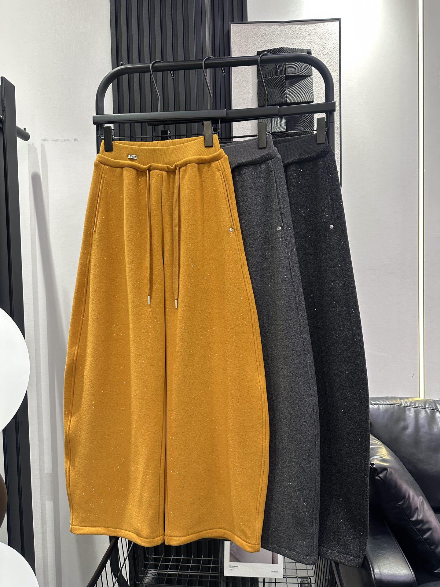 NO:605189,QOY-New style fine sequined velvet casual pants. The color is super nice. The buling shape is great on the upper body. Full of autumn and winter atmosphere. Three colors. smlxl,,alexander wang19860909QOY-新款细闪亮片加绒休闲裤 颜色超好看 buling版型上身超赞 满满秋冬氛围感十足 三色 smlxl,,alexander wang,Women's clothing