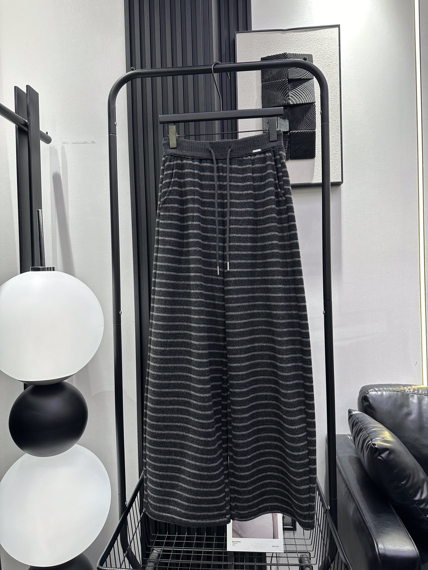 NO:605185,QOY-New velvet left waist small brand striped scimitar pants. Classic elements, black and gray color scheme, calm yet fresh. The upper body has a good drape. The fabric is soft and smooth. Single color. smlxl,,alexander wang19860909QOY-新款加绒左腰小牌条纹弯刀裤 经典元素黑灰相间的配色沉稳又不失清新感 上身垂感好 面料轻柔顺滑 单色 smlxl,,alexander wang,Women's clothing