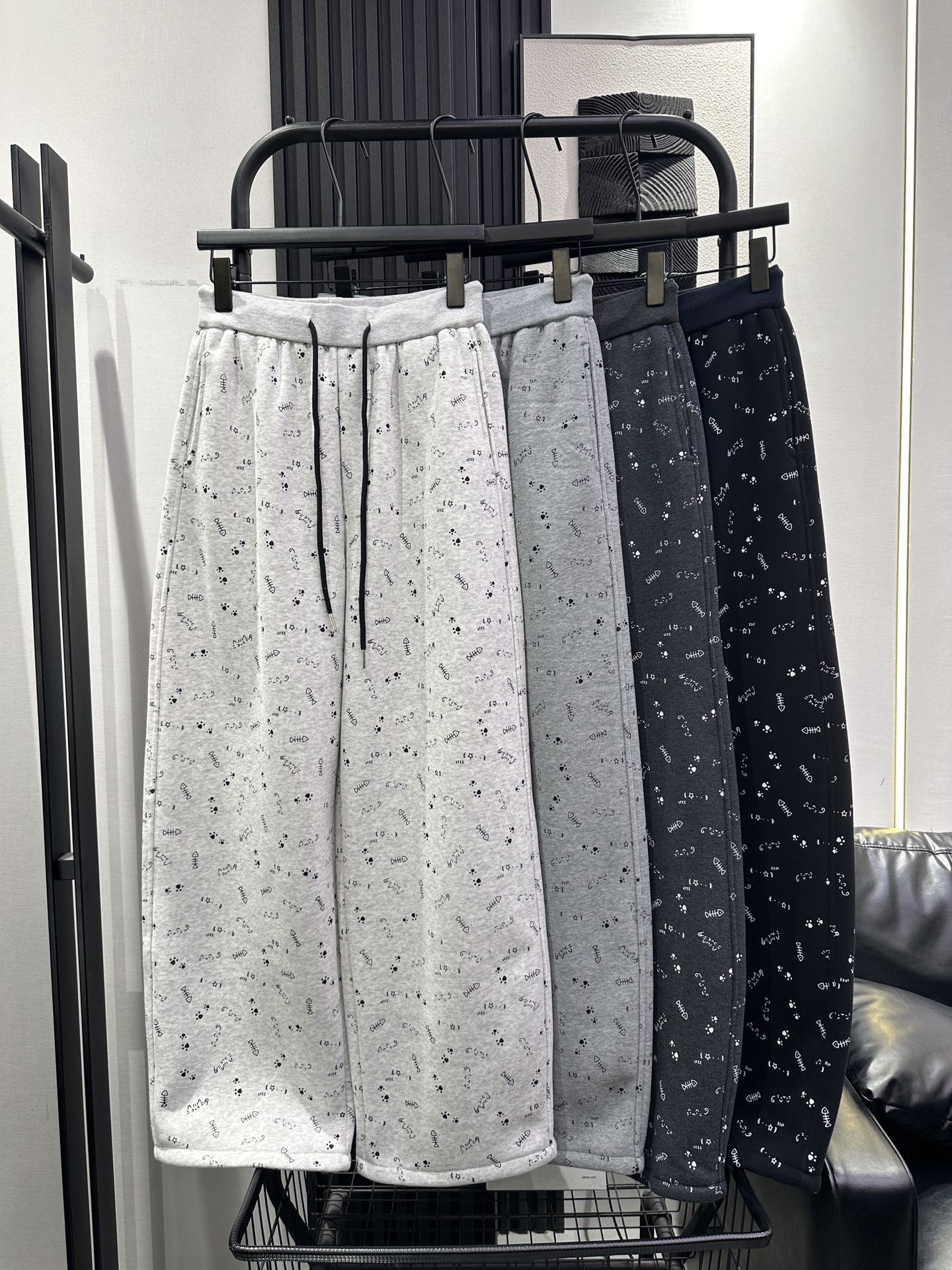 NO:623821,QOY - popular fish bone print plus velvet leggings sweatpants, western style upper body full of laziness, casual and versatile, fashionable and age-reducing essential item, four colors smlxl,,alexander wang19860909QOY-爆款延续鱼骨头印花加绒束脚卫裤 版型洋气上身满满慵懒感 休闲百搭 时尚减龄必备单品 四色 smlxl,,alexander wang,Women's clothing