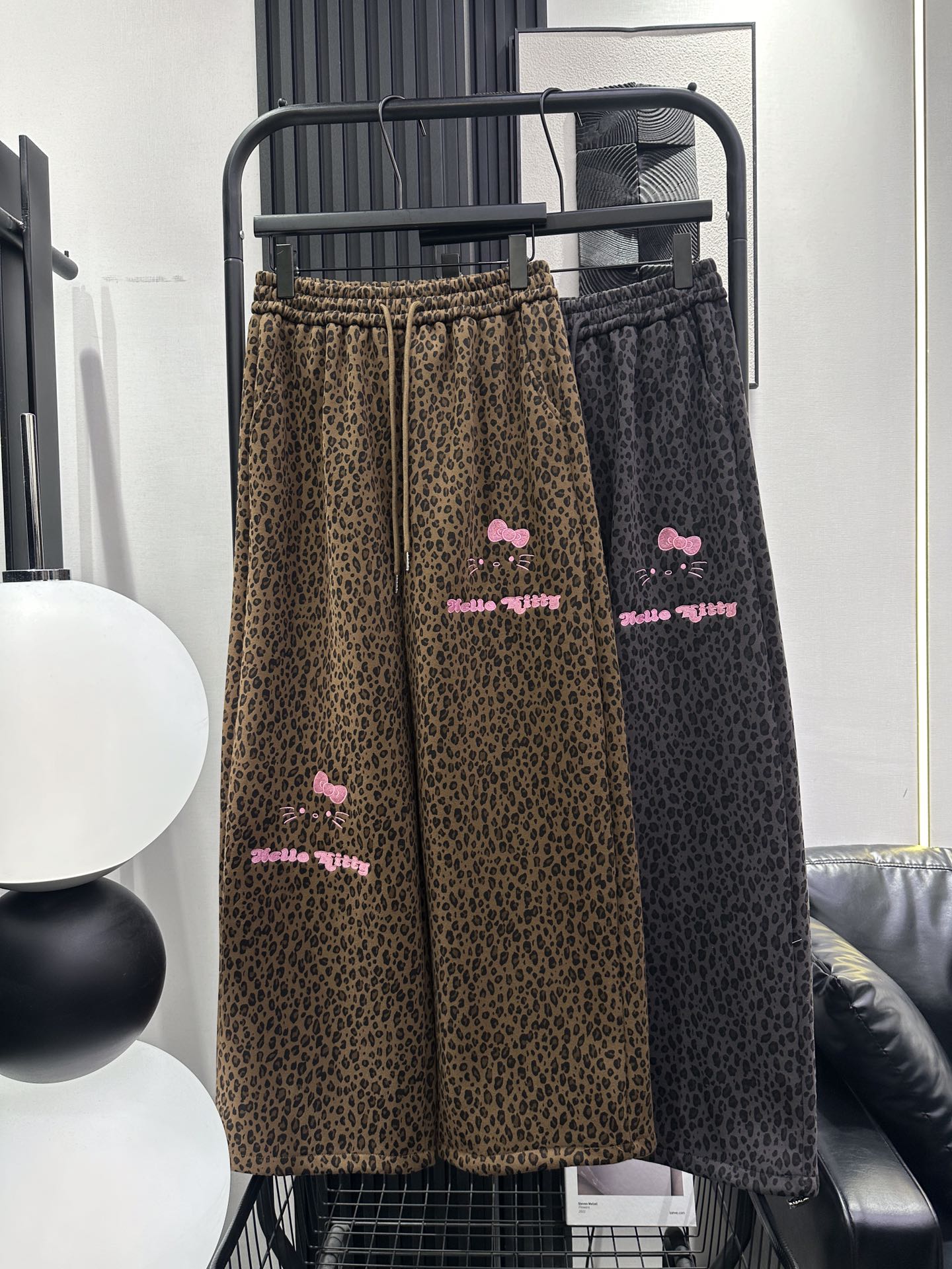 NO:605985,QOY-New Korean style sweet and cool heavy industry KT embroidered leopard print plus velvet wide-leg pants. The elastic waist is very tolerant. The trouser legs have drawstrings for two wears. The upper body effect is super slim. It is stylish and hides the flesh. It can be used perfectly in daily commuting. Two colors smlxl,,alexander wang19860909QOY-新款韩系甜酷重工KT刺绣豹纹加绒阔腿裤 松紧腰包容性超强 裤脚带抽绳两穿 版型上身效果超显瘦 洋气又藏肉 通勤日常都能完美驾驭 两色 smlxl,,alexander wang,Women's clothing