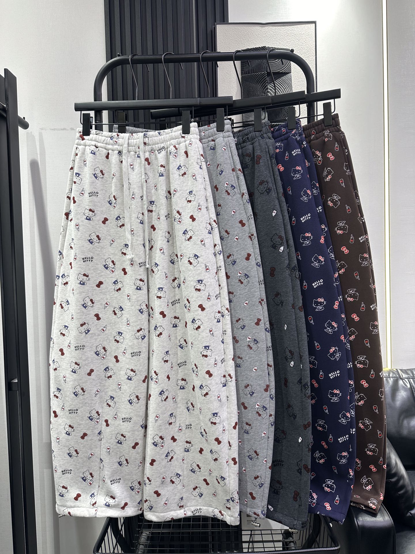 NO:605982,Hello Kitty cat cartoon printed plus velvet banana pants. Thick fabric. Excellent quality. Fashion essential for age reduction. Lazy and casual matching. Five colors. smlxl,,alexander wang19860909Hello Kitty 猫卡通印图加绒香蕉裤面料厚实 品质绝绝子 时尚减龄必备 慵懒随意搭配 五色 smlxl,,alexander wang,Women's clothing