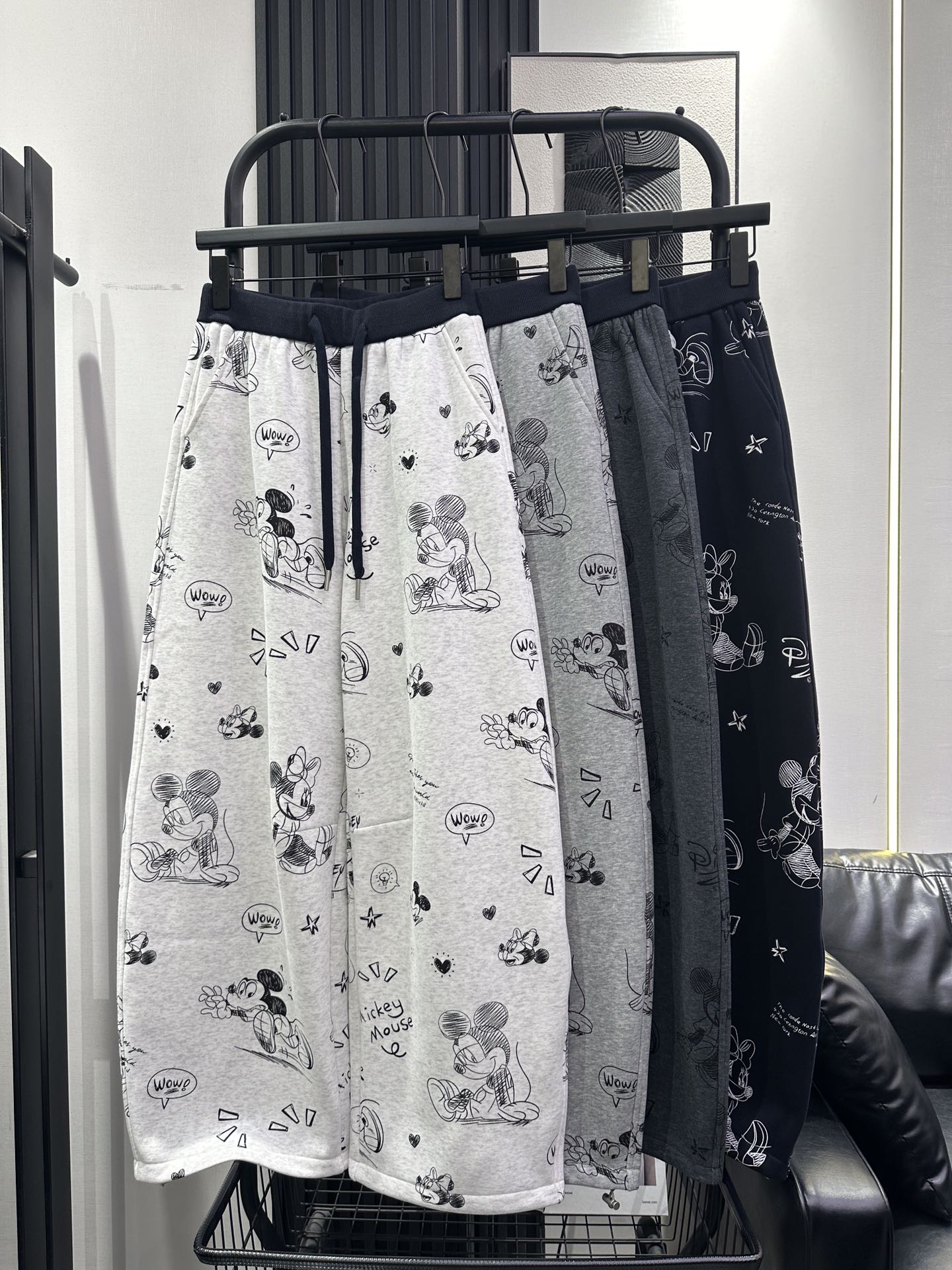 NO:605979,Mickey cartoon all-over velvet casual sweatpants, awesome, super good-looking, stylish hem, adjustable for two wears, thick, warm, fashionable and versatile, four colors smlxl,,alexander wang19860909米奇卡通满印加绒休闲卫裤 超赞 超好看 洋气十足下摆可调节两穿 厚实保暖时尚百搭 四色 smlxl,,alexander wang,Women's clothing