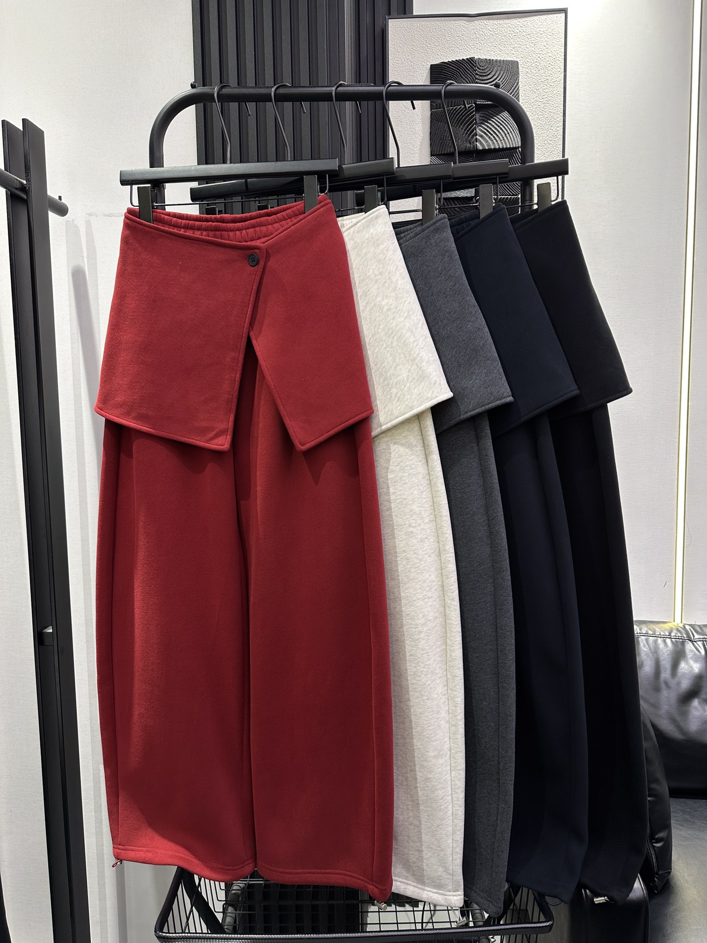 NO:607660,Balenciaga new style clean two piece set plus velvet casual scimitar pants detachable butt curtain slightly loose version fashion trend full of style five colors smlxl,,balenciaga,alexander wang19860909巴黎世家 新款 净版两件套加绒休闲弯刀裤 可拆卸屁帘 微宽松版型 时尚潮流 洋气十足 五色 smlxl,,balenciaga,alexander wang,Women's clothing