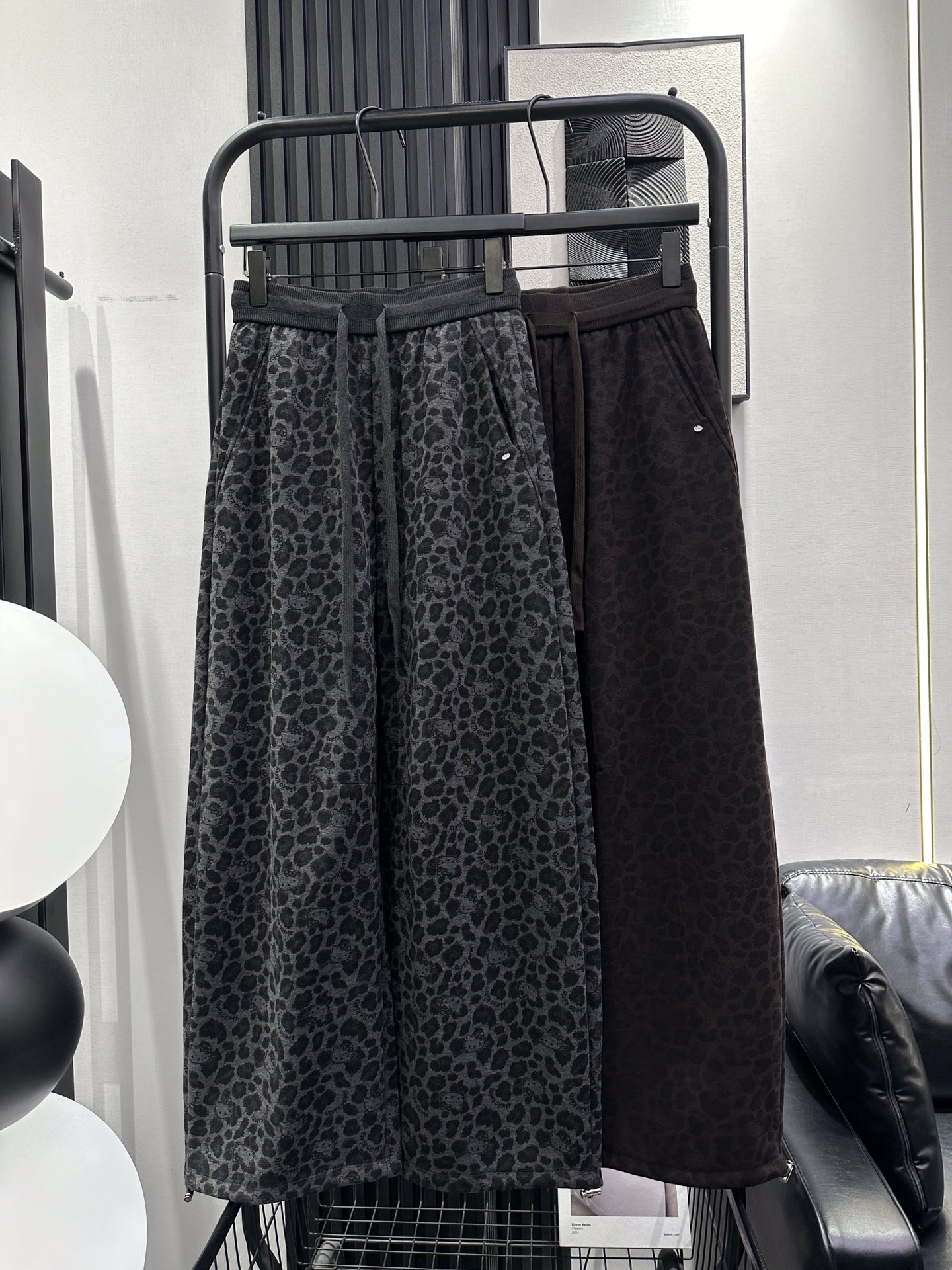 NO:607652,QOY-New KT cat leopard print plus velvet scimitar pants with drawstring at the legs for two wears. Good texture. The fabric has its own drape. The upper body looks slimmer. Fashionable and versatile. smlxl,,alexander wang19860909QOY-新款 KT猫豹纹印花加绒弯刀裤 裤脚带抽绳两穿 质感好 面料自带垂感 上身显瘦 时尚百搭 smlxl,,alexander wang,Women's clothing